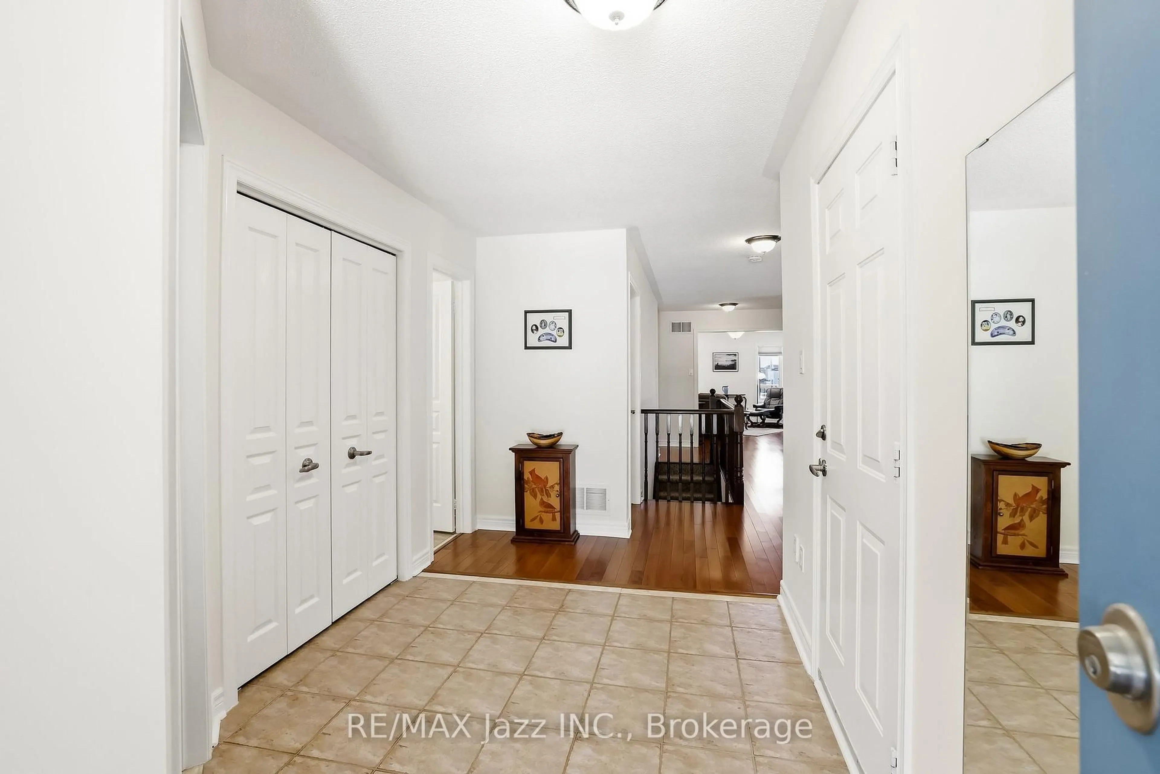 Indoor entryway for 229 Union Ave, Scugog Ontario L9L 2C7