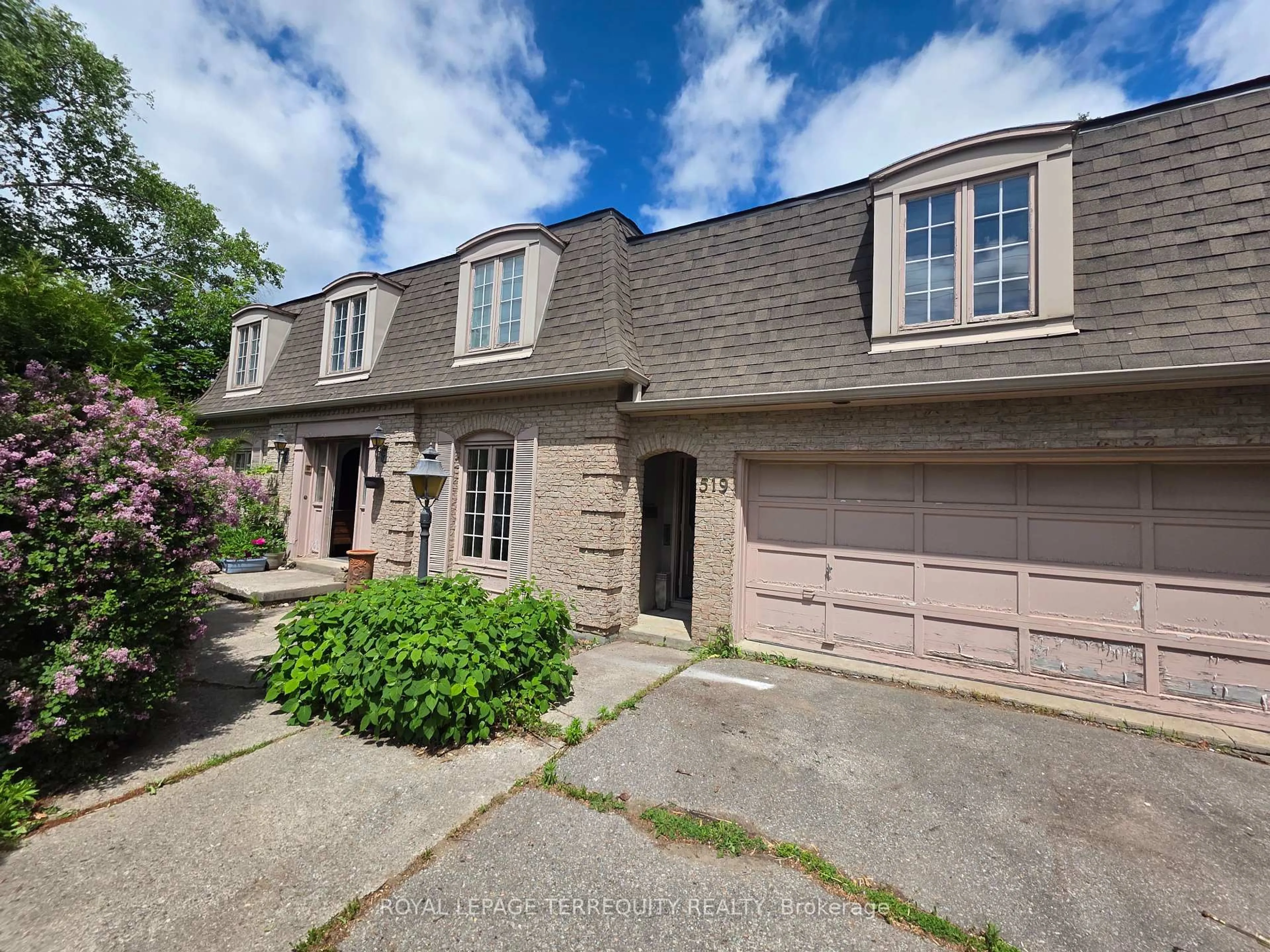 A pic from outside/outdoor area/front of a property/back of a property/a pic from drone, street for 519 Henry St, Whitby Ontario L1N 5C9