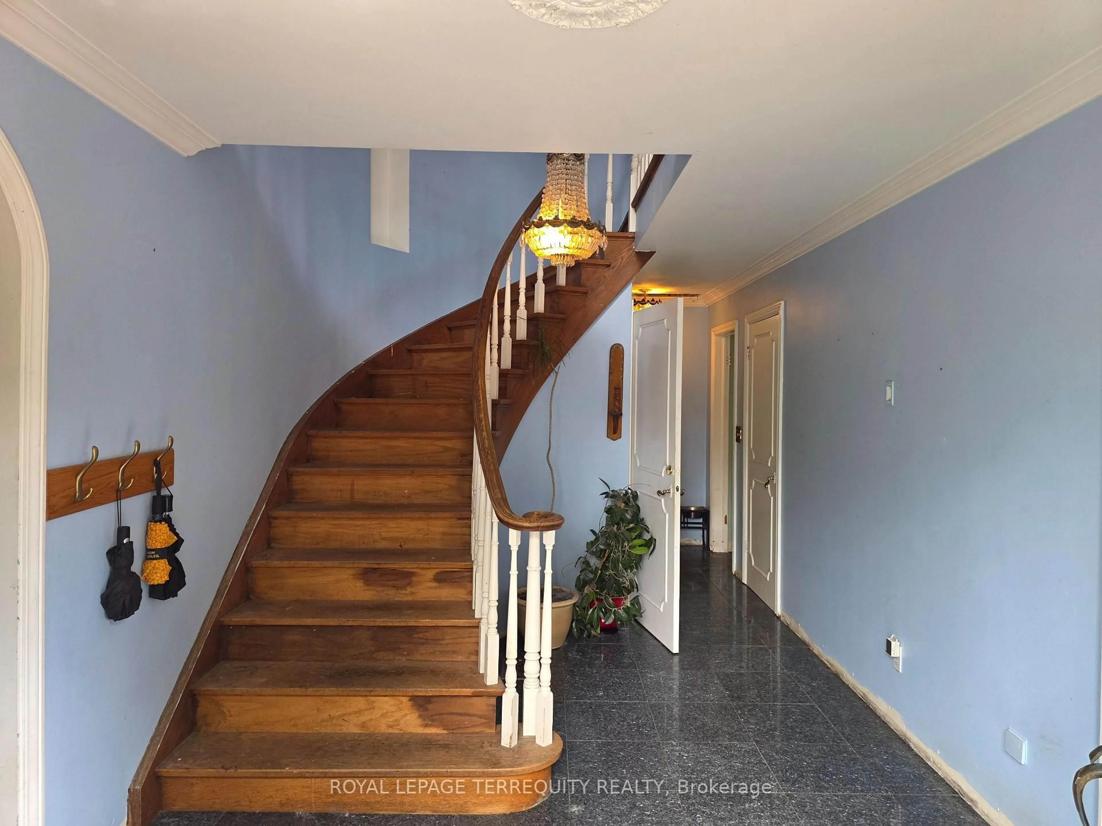 Indoor foyer for 519 Henry St, Whitby Ontario L1N 5C9