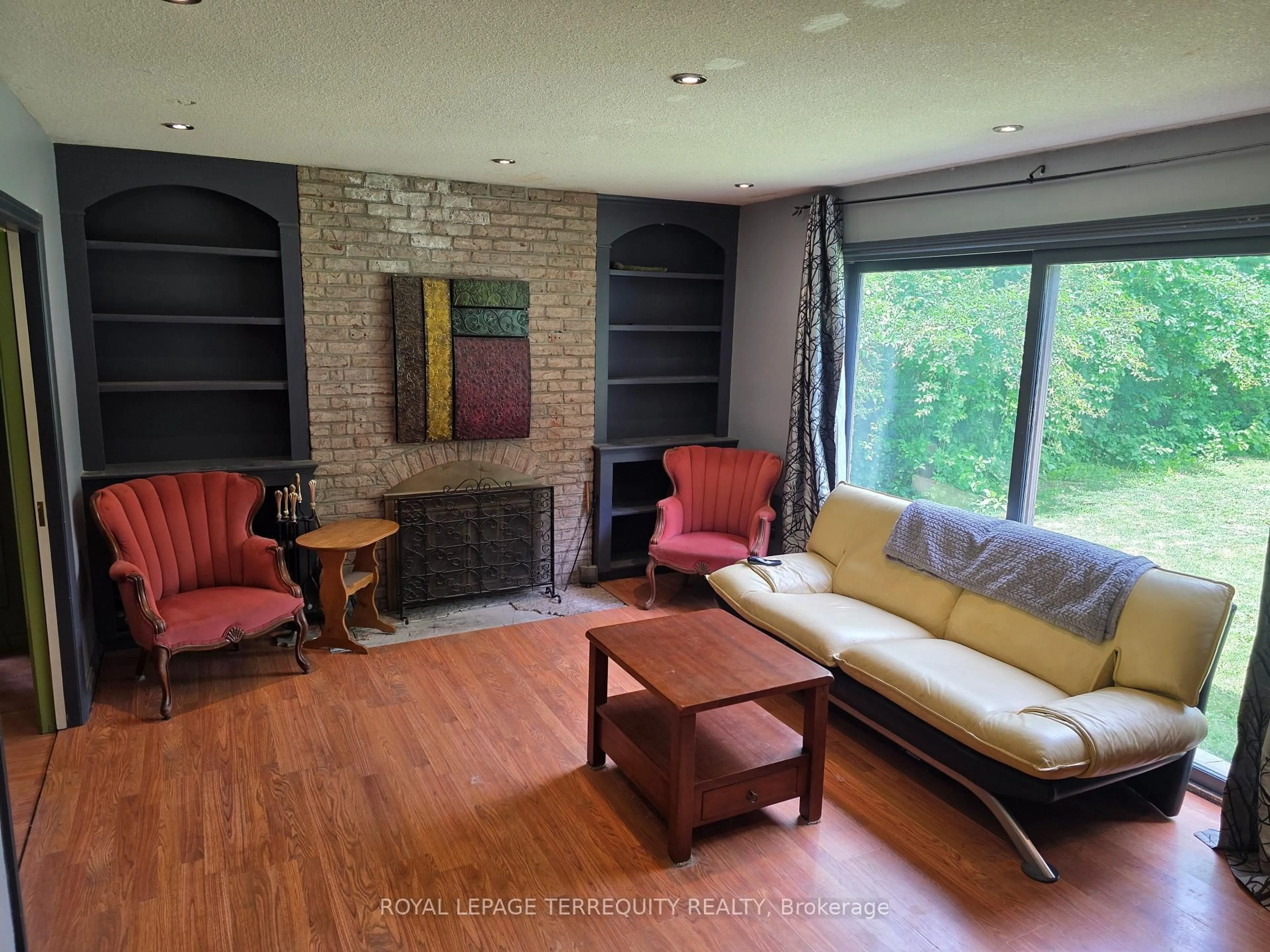 Living room with furniture, unknown for 519 Henry St, Whitby Ontario L1N 5C9