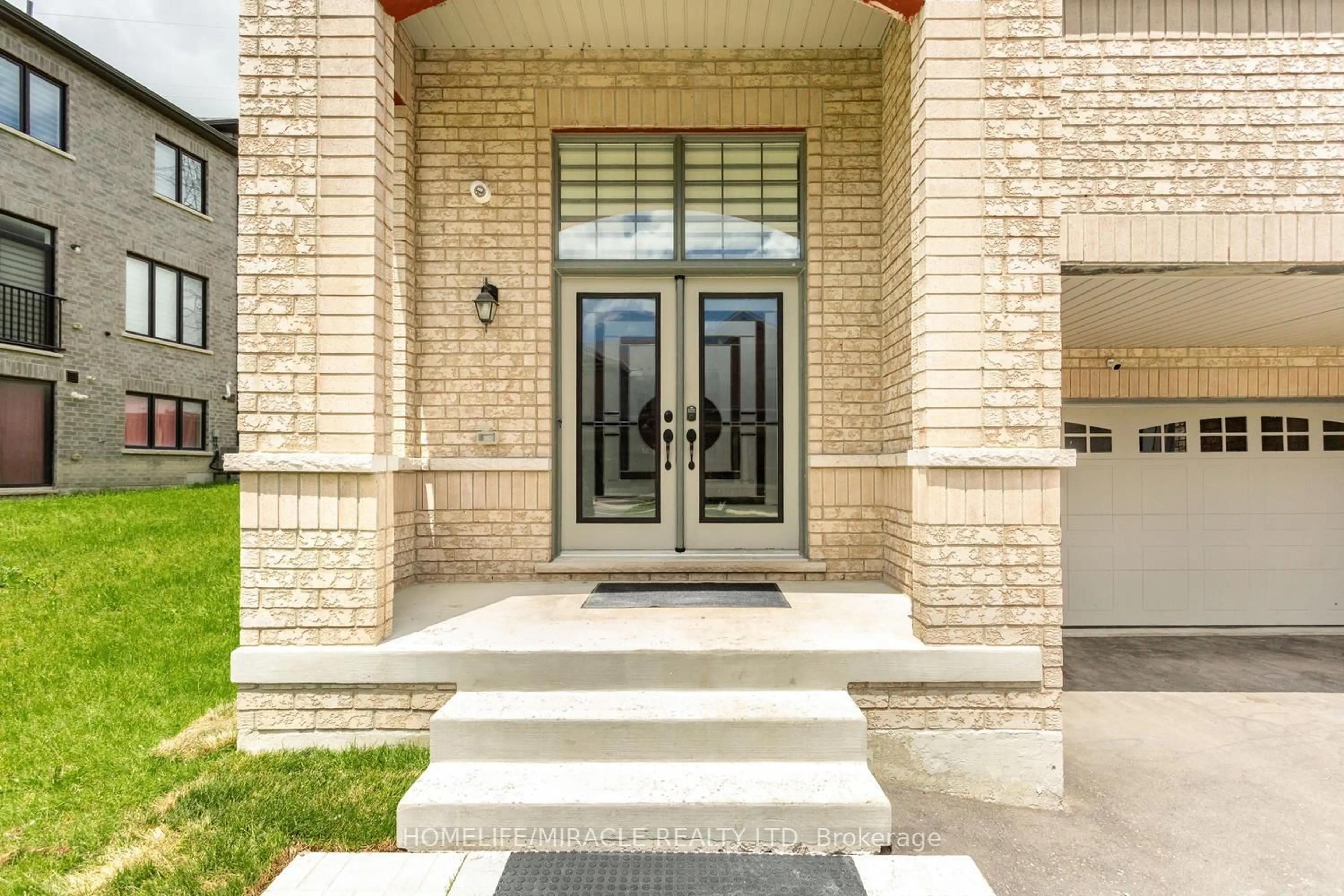 Indoor entryway for 1254 Aquarius Tr, Pickering Ontario L1X 0L9