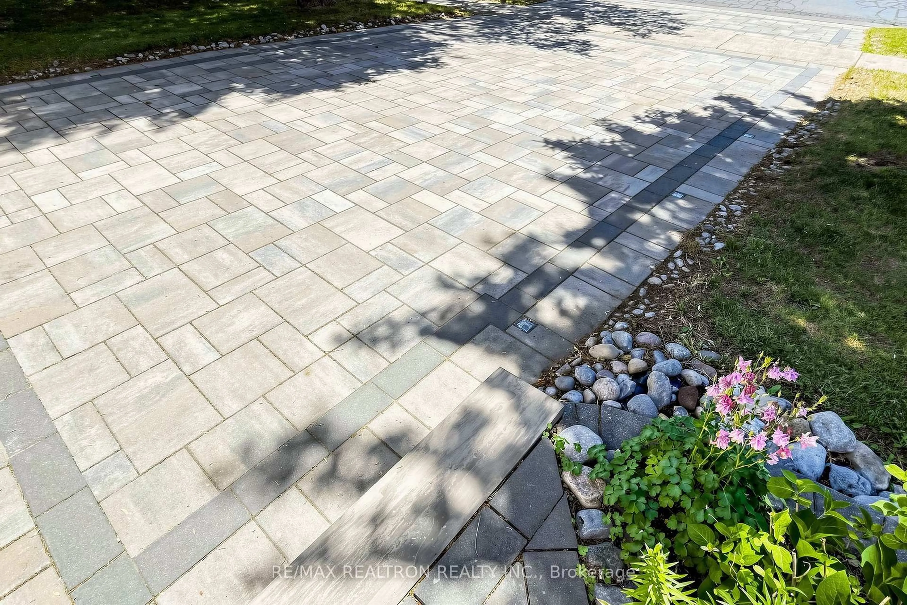 Patio, street for 186 Wintermute Blvd, Toronto Ontario M1W 3L5