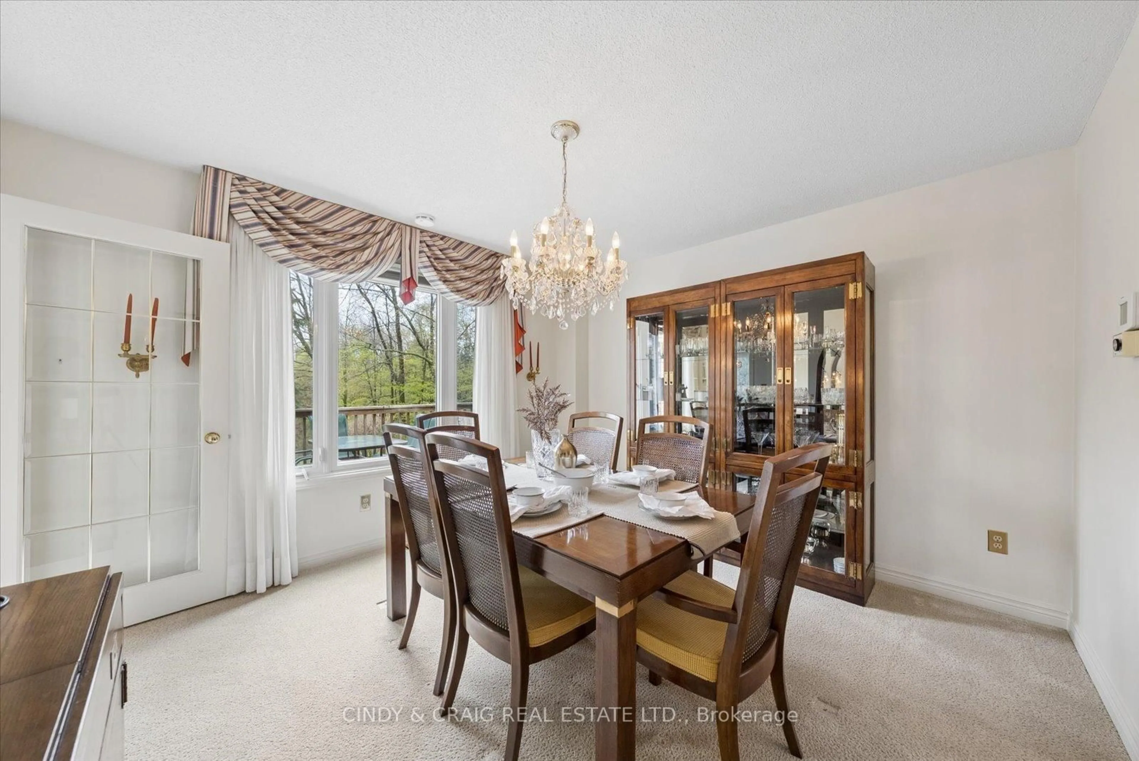 Dining room, ceramic/tile floor for 17 Mullholland Crt, Clarington Ontario L1E 1T9