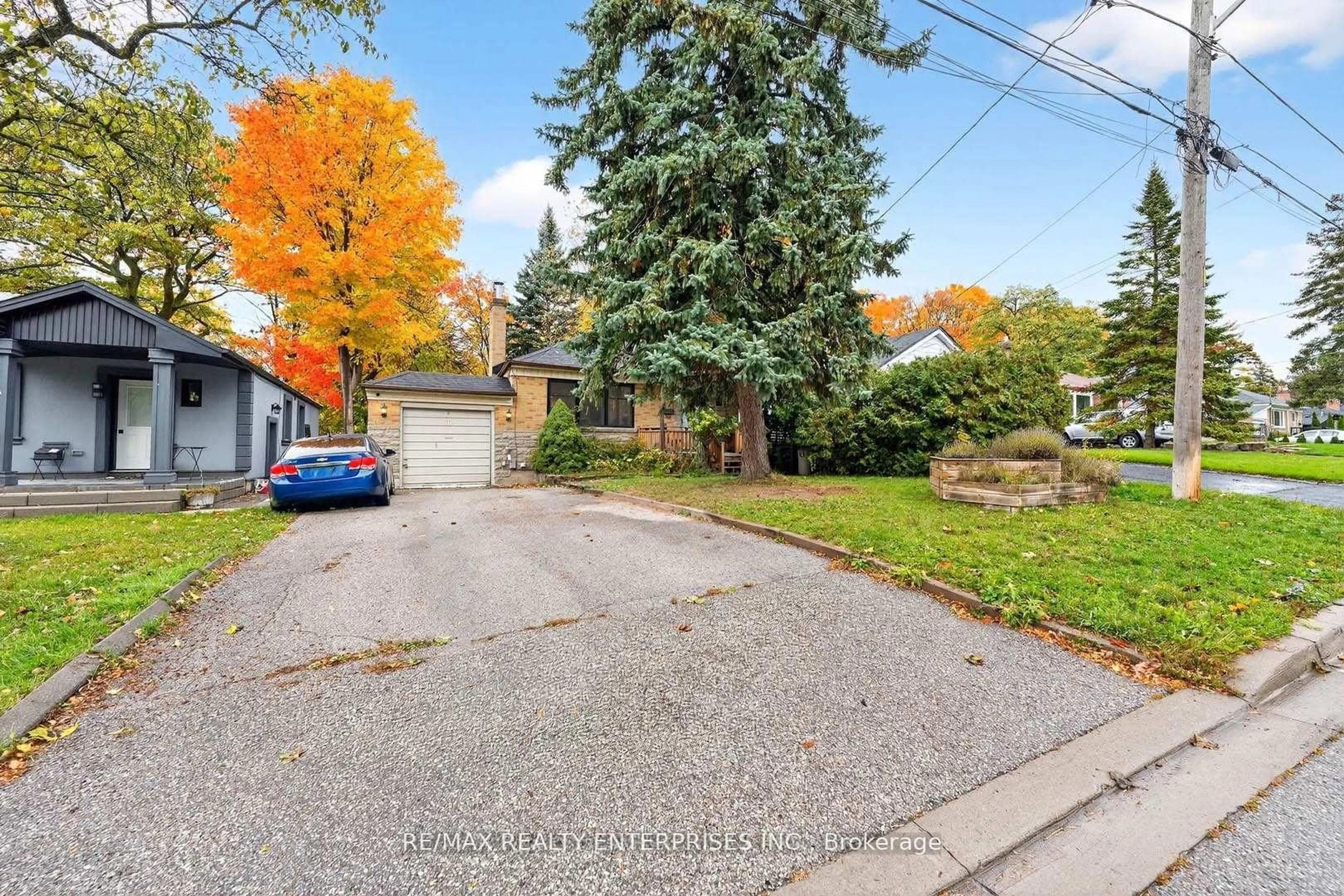 A pic from outside/outdoor area/front of a property/back of a property/a pic from drone, street for 10 Colonial Ave, Toronto Ontario M1M 2C2