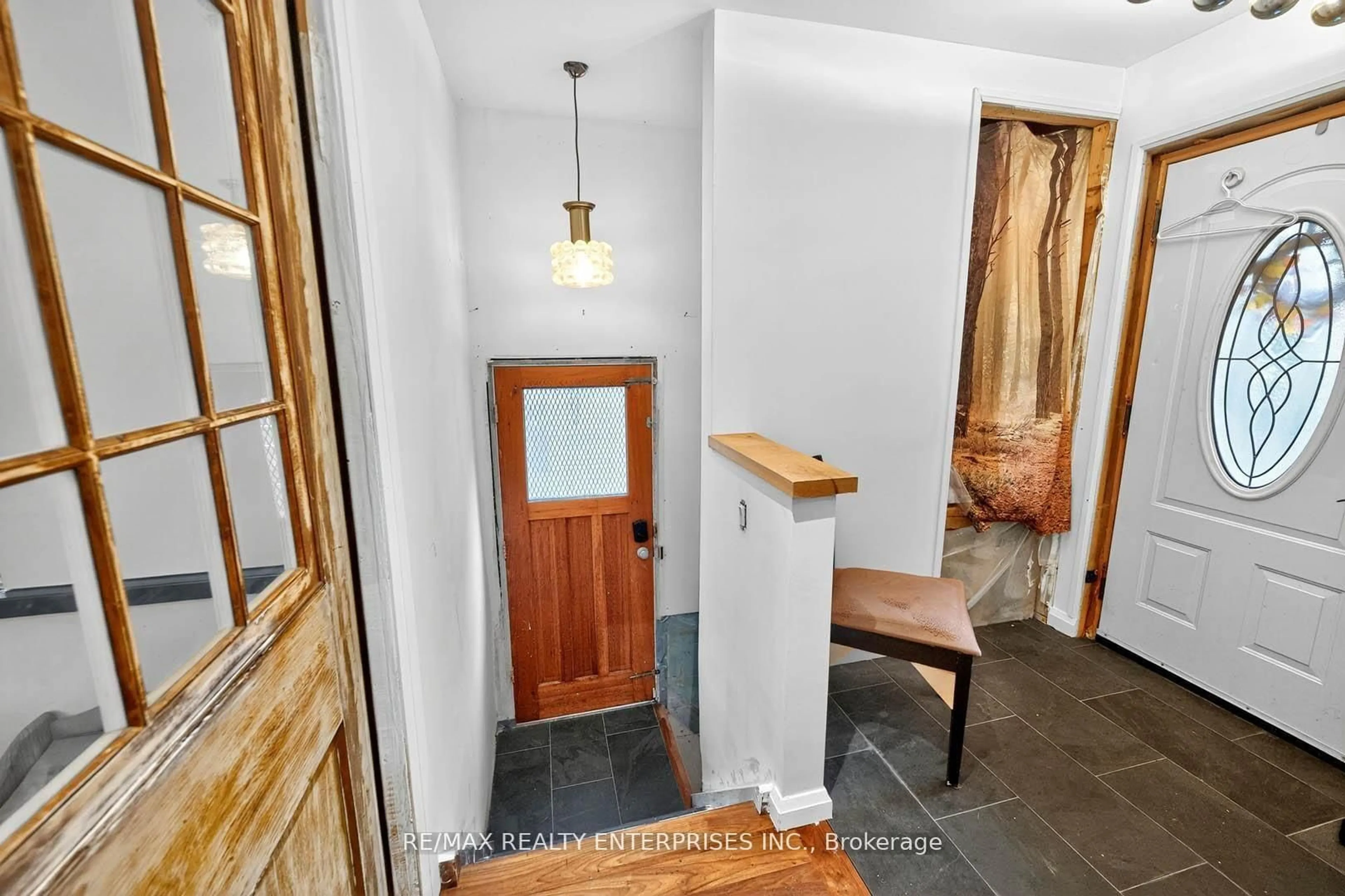 Indoor entryway for 10 Colonial Ave, Toronto Ontario M1M 2C2