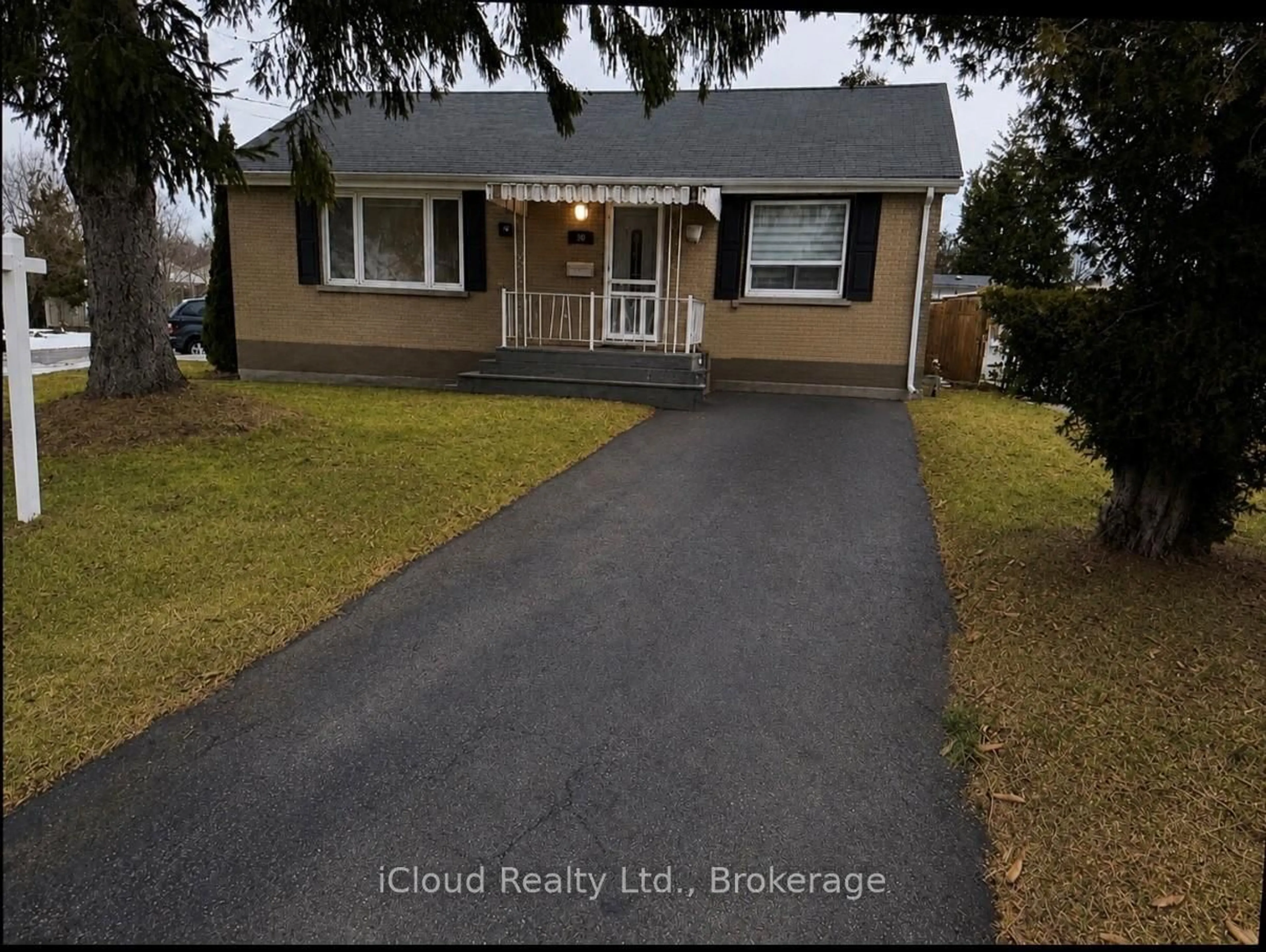 A pic from outside/outdoor area/front of a property/back of a property/a pic from drone, street for 38 Kawartha Ave, Oshawa Ontario L1H 3Y8