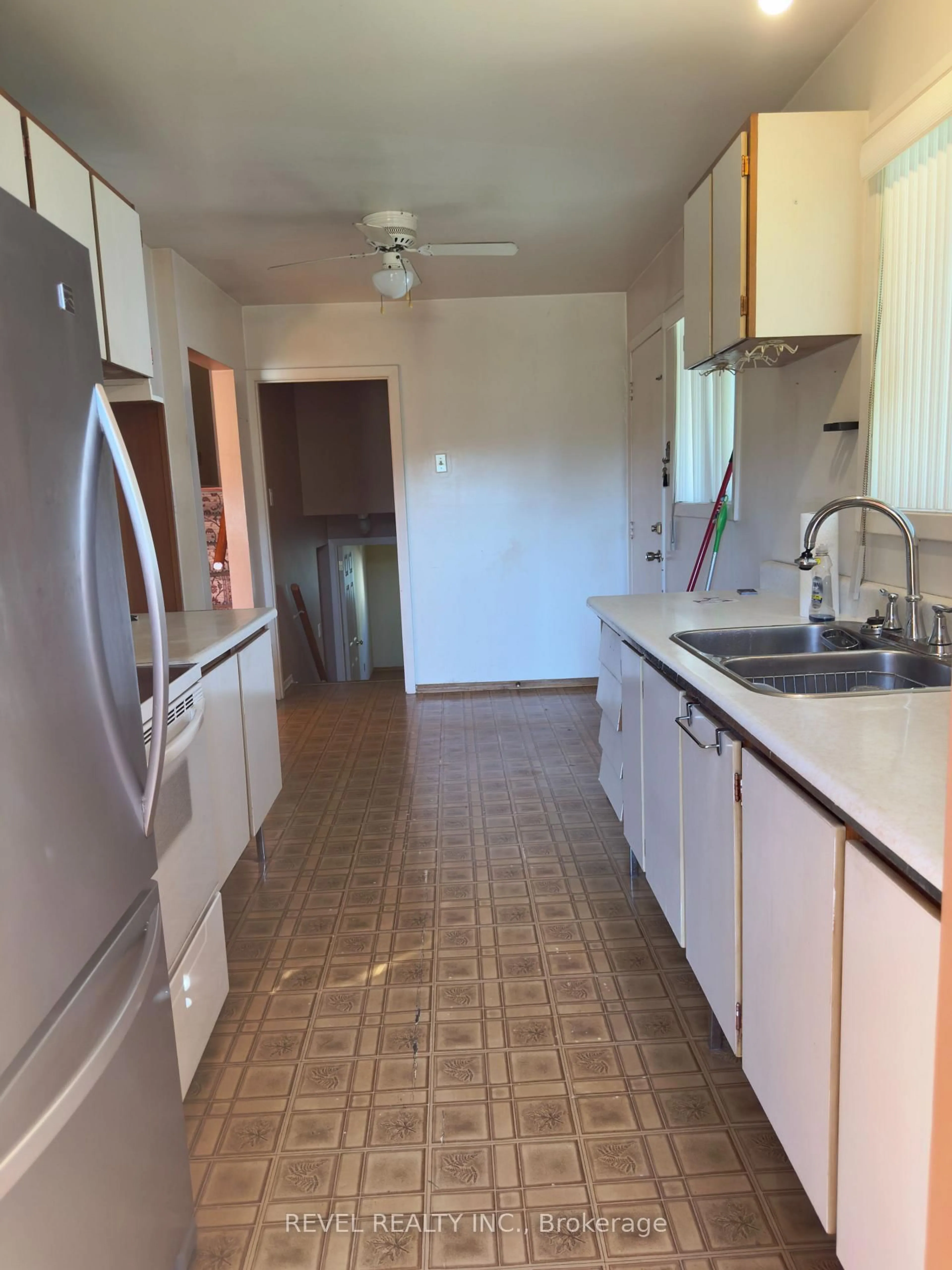 Standard kitchen, unknown for 869 Douglas Ave, Pickering Ontario L1W 1N5