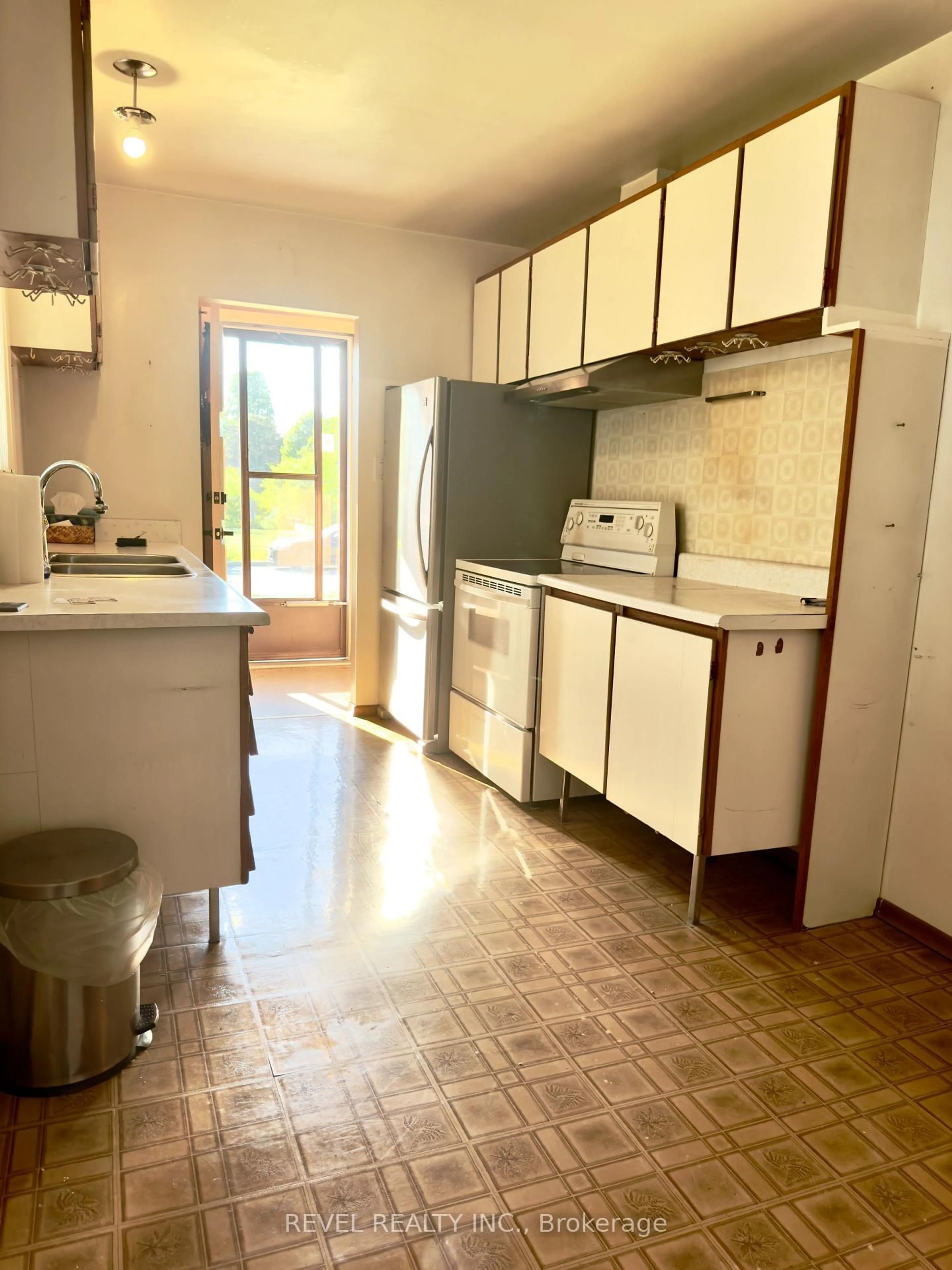 Standard kitchen, unknown for 869 Douglas Ave, Pickering Ontario L1W 1N5