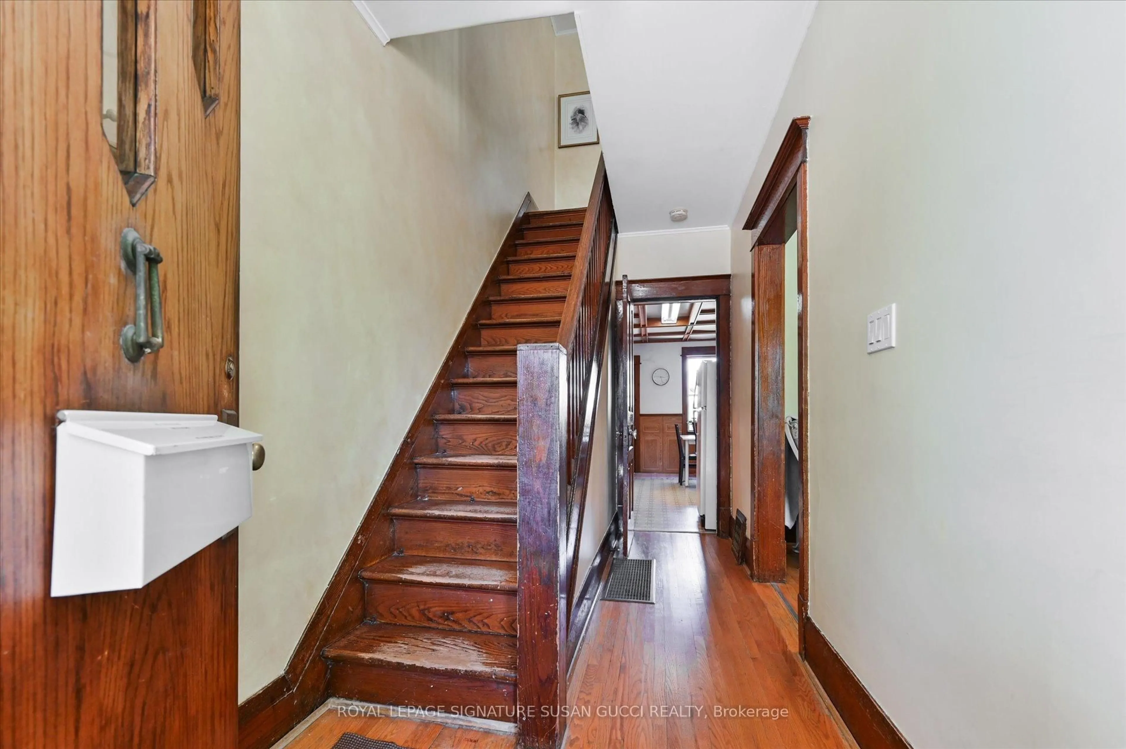 Indoor foyer for 90 Glebeholme Blvd, Toronto Ontario M4J 1S5