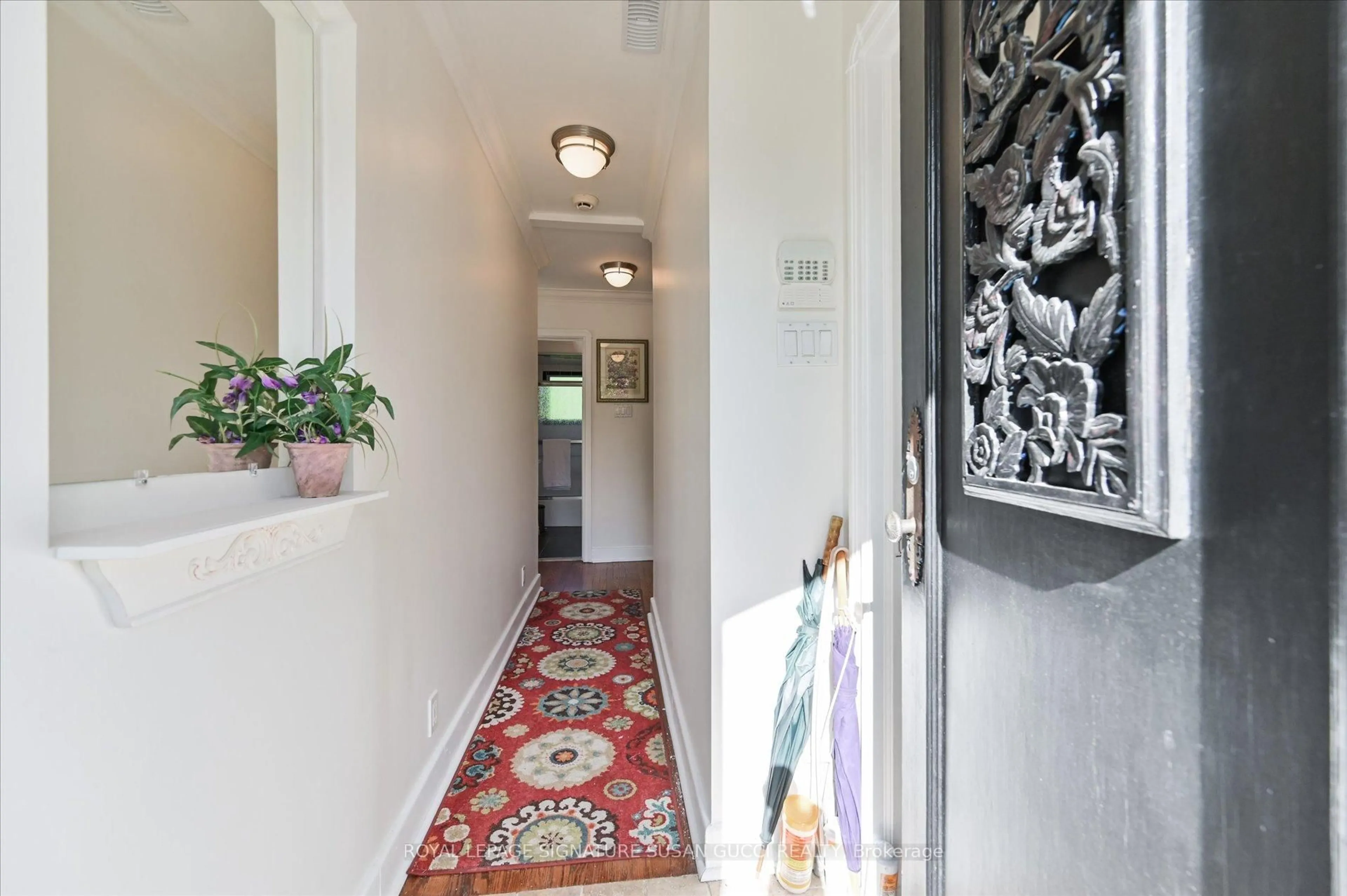 Indoor entryway for 33 Plaxton Dr, Toronto Ontario M4B 2P6