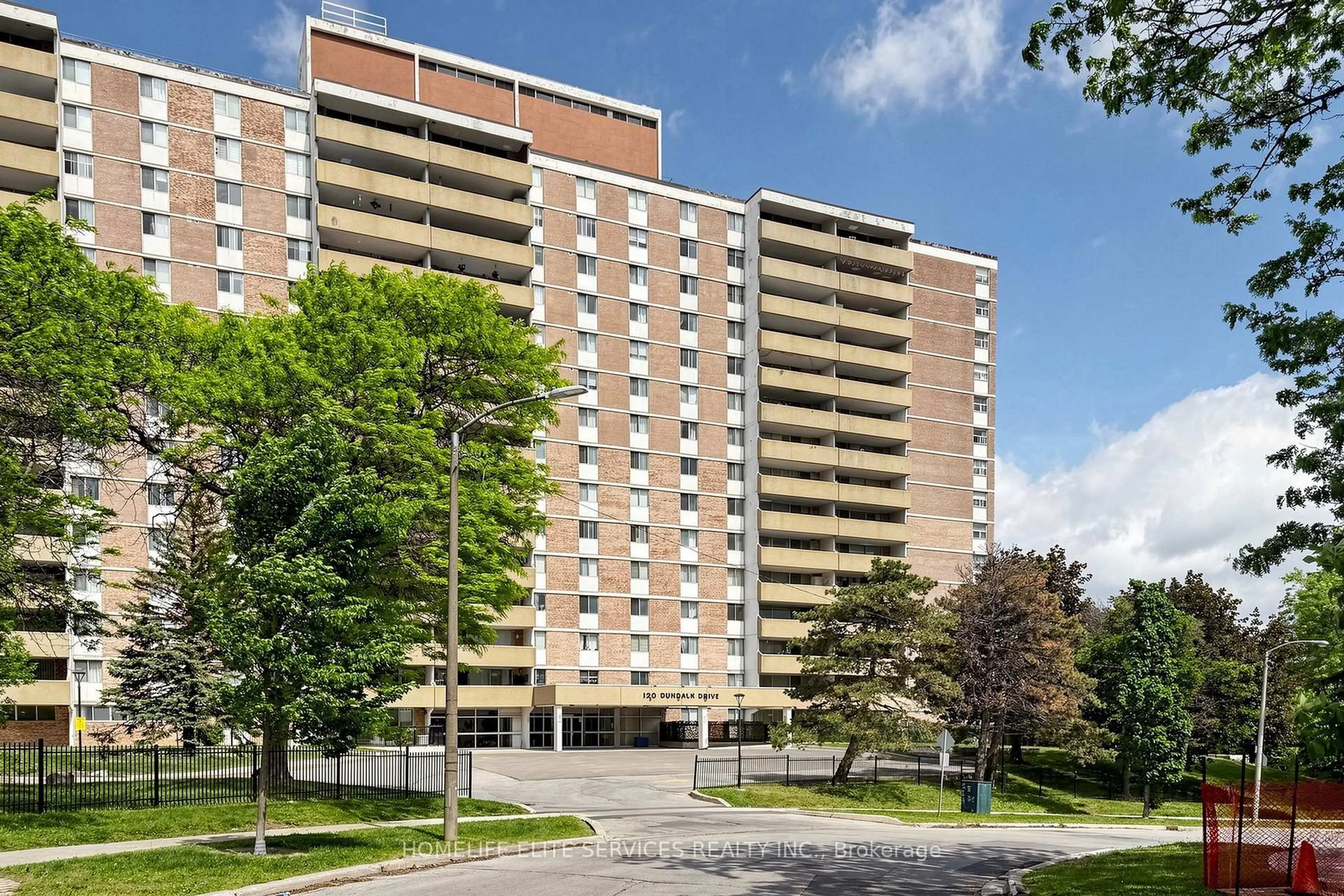 Patio, building for 120 Dundalk Dr #408, Toronto Ontario M1P 4V9