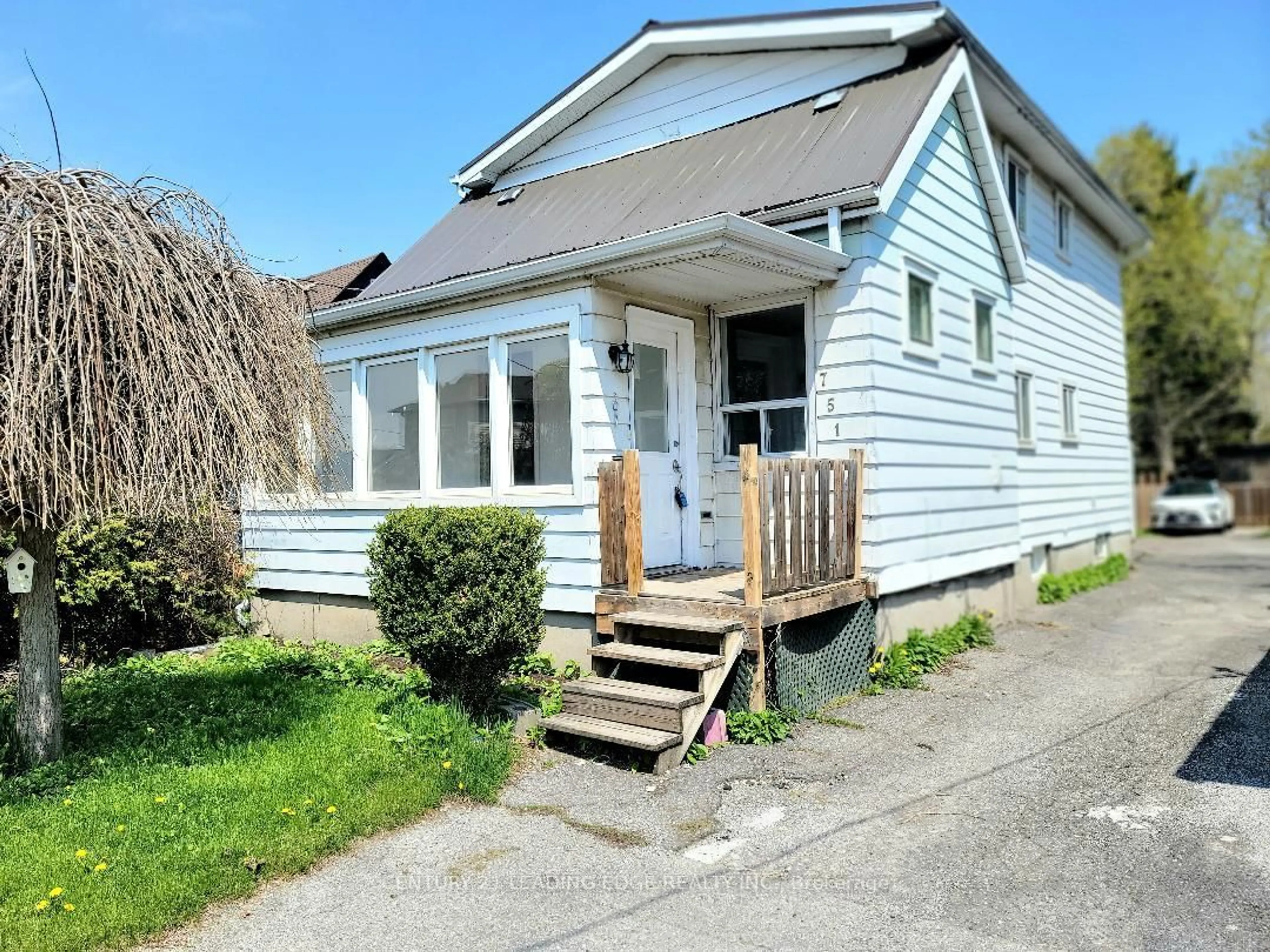 Home with vinyl exterior material, street for 751 Gifford St, Oshawa Ontario L1H 4W1