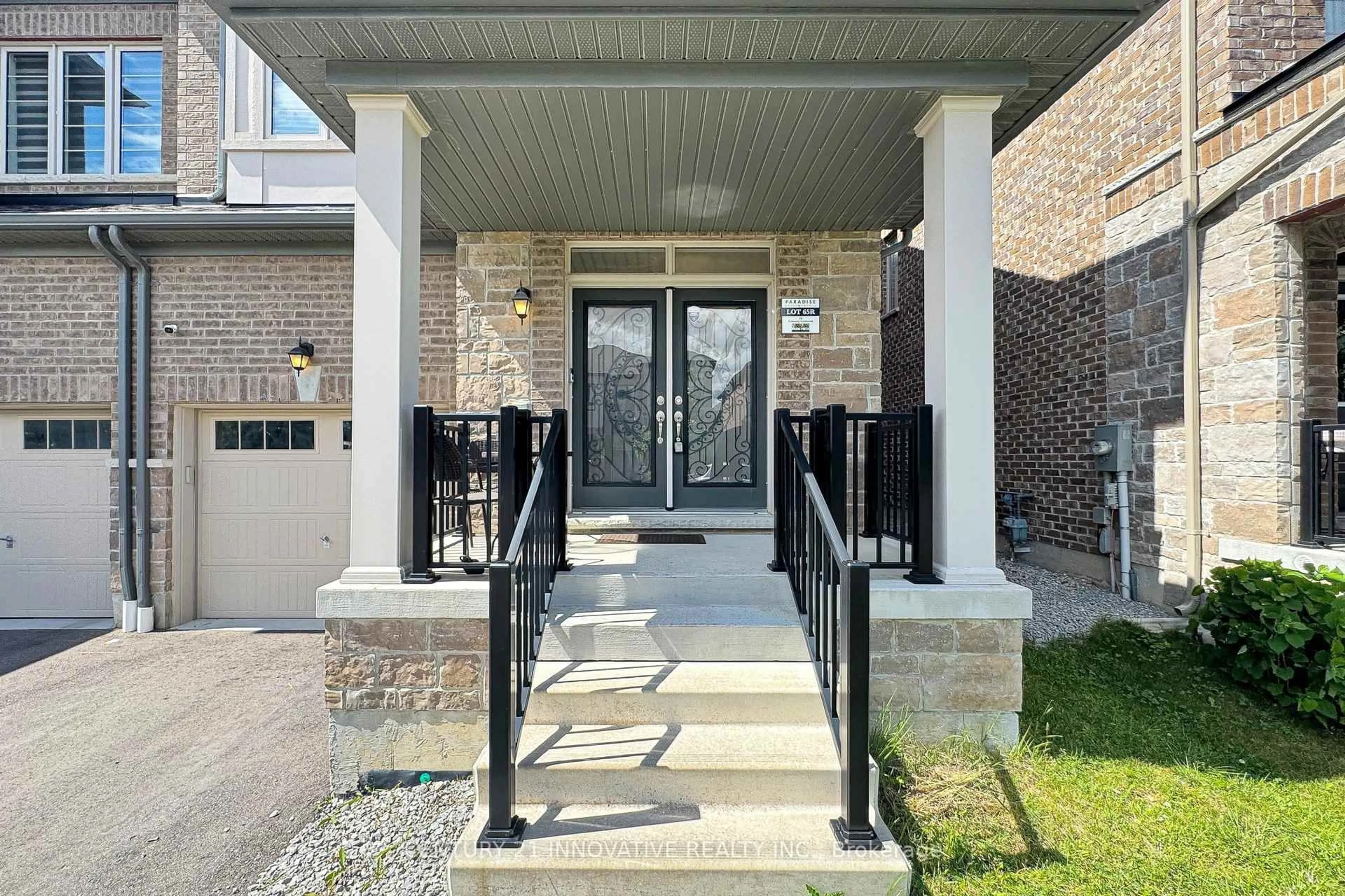 Indoor entryway for 28 Conarty Cres, Whitby Ontario L1P 0L4