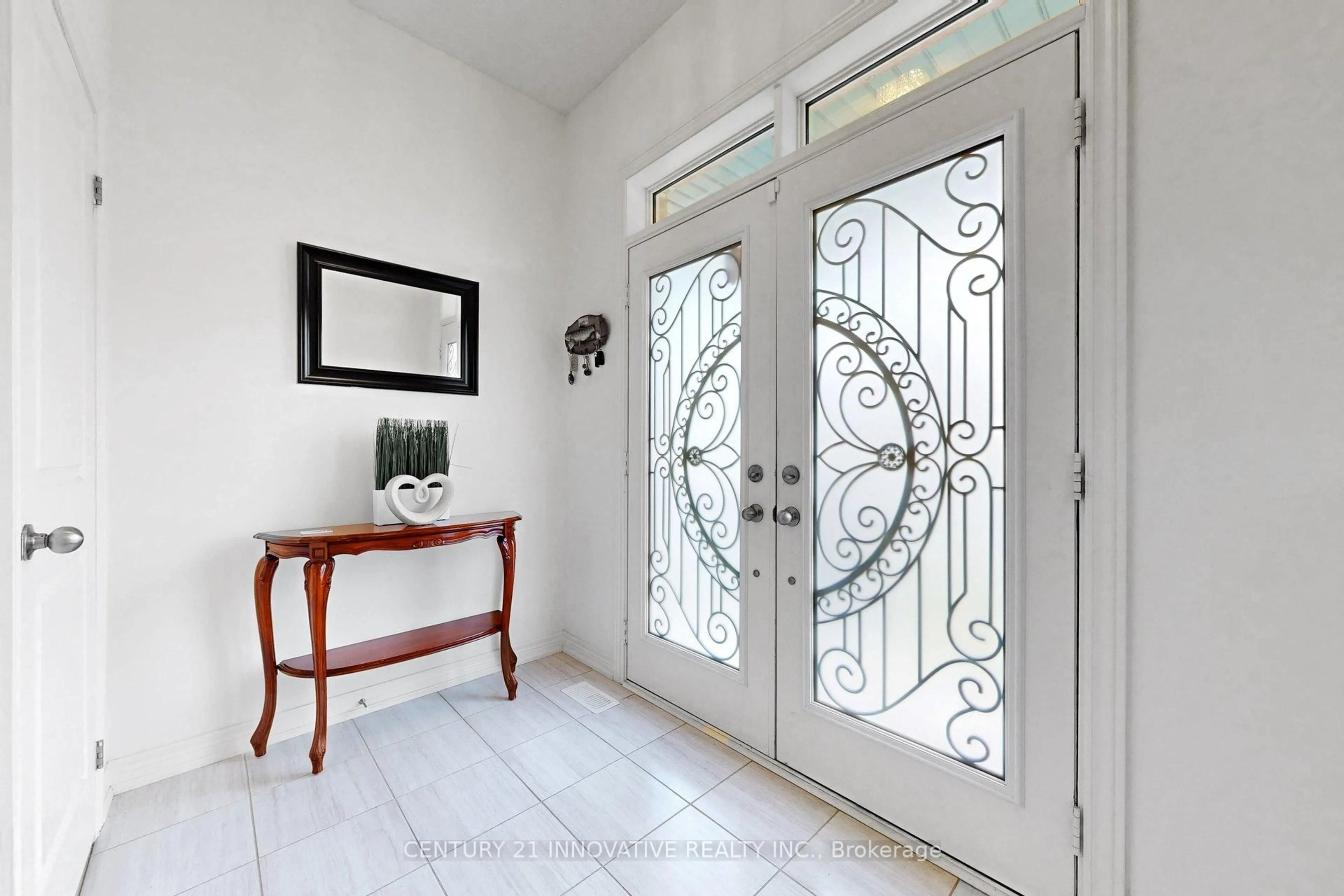 Indoor entryway for 28 Conarty Cres, Whitby Ontario L1P 0L4