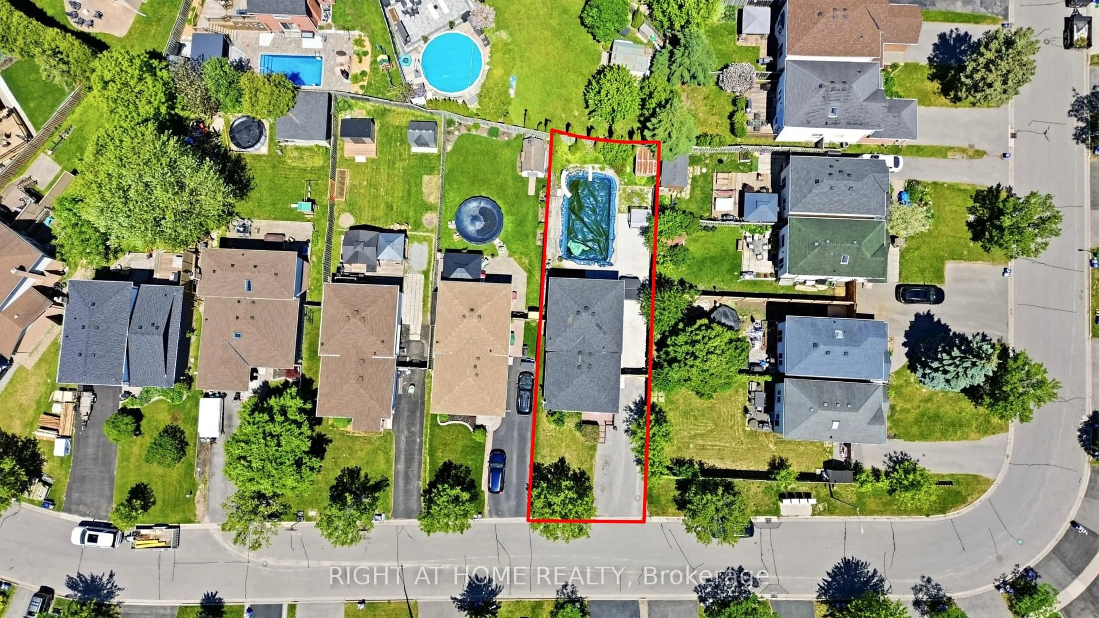 A pic from outside/outdoor area/front of a property/back of a property/a pic from drone, street for 68 Overbank Dr, Oshawa Ontario L1J 7Y8