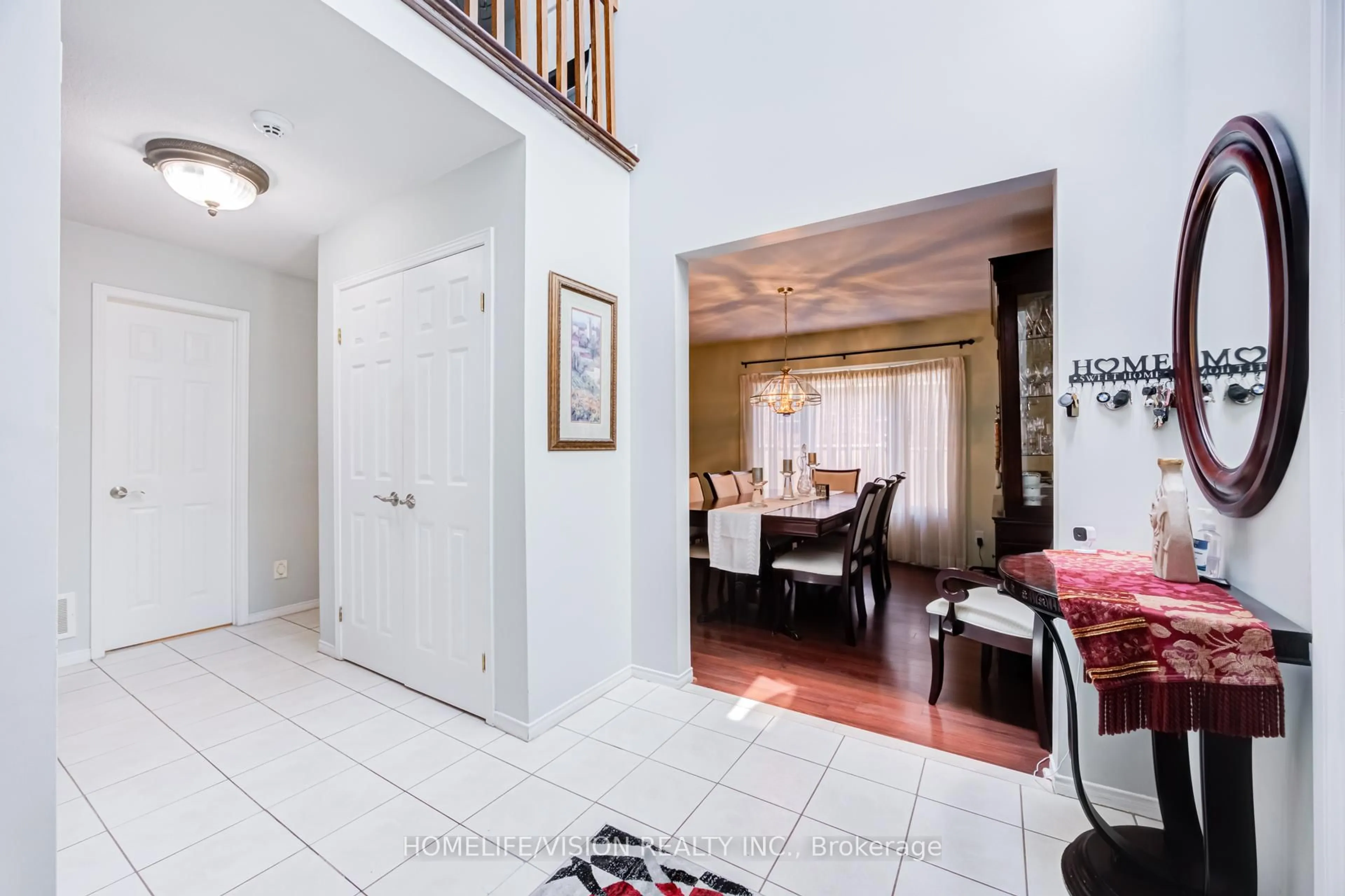 Indoor entryway for 1206 Fieldstone Circ, Pickering Ontario L1X 1B4