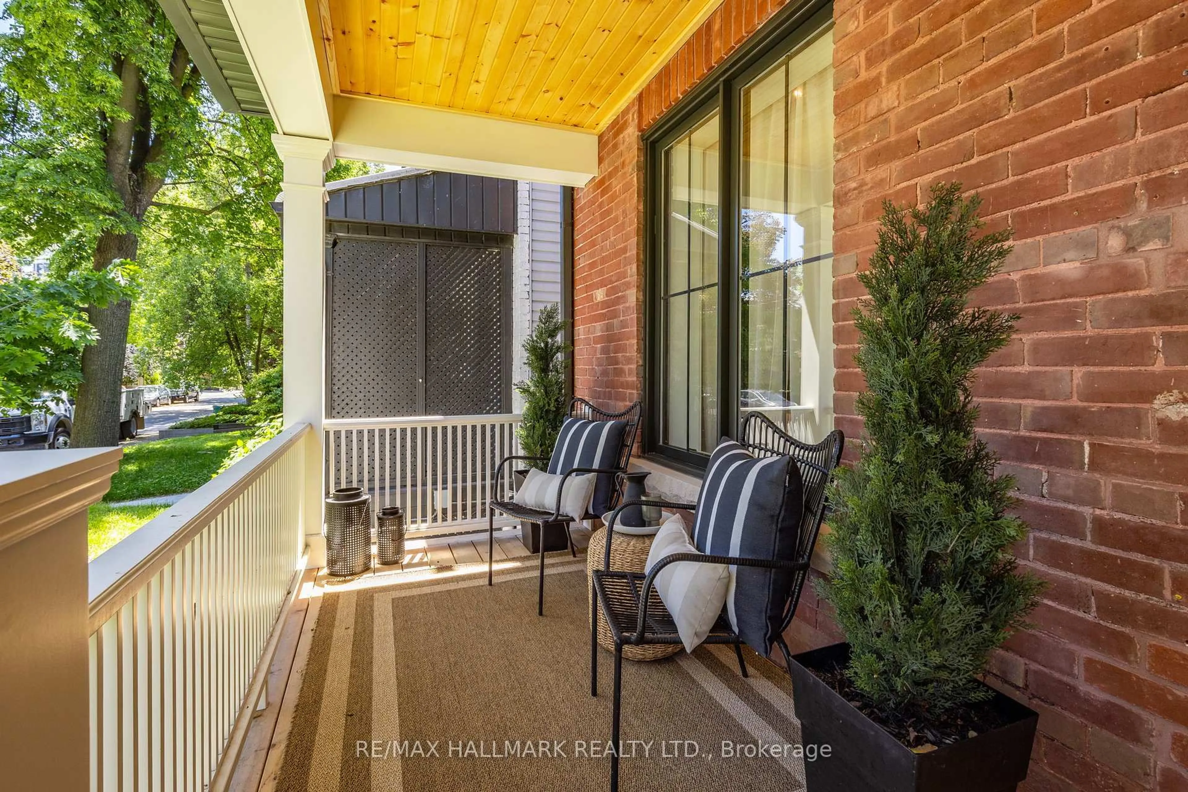 Patio, street for 32 Howland Rd, Toronto Ontario M4K 2Z6