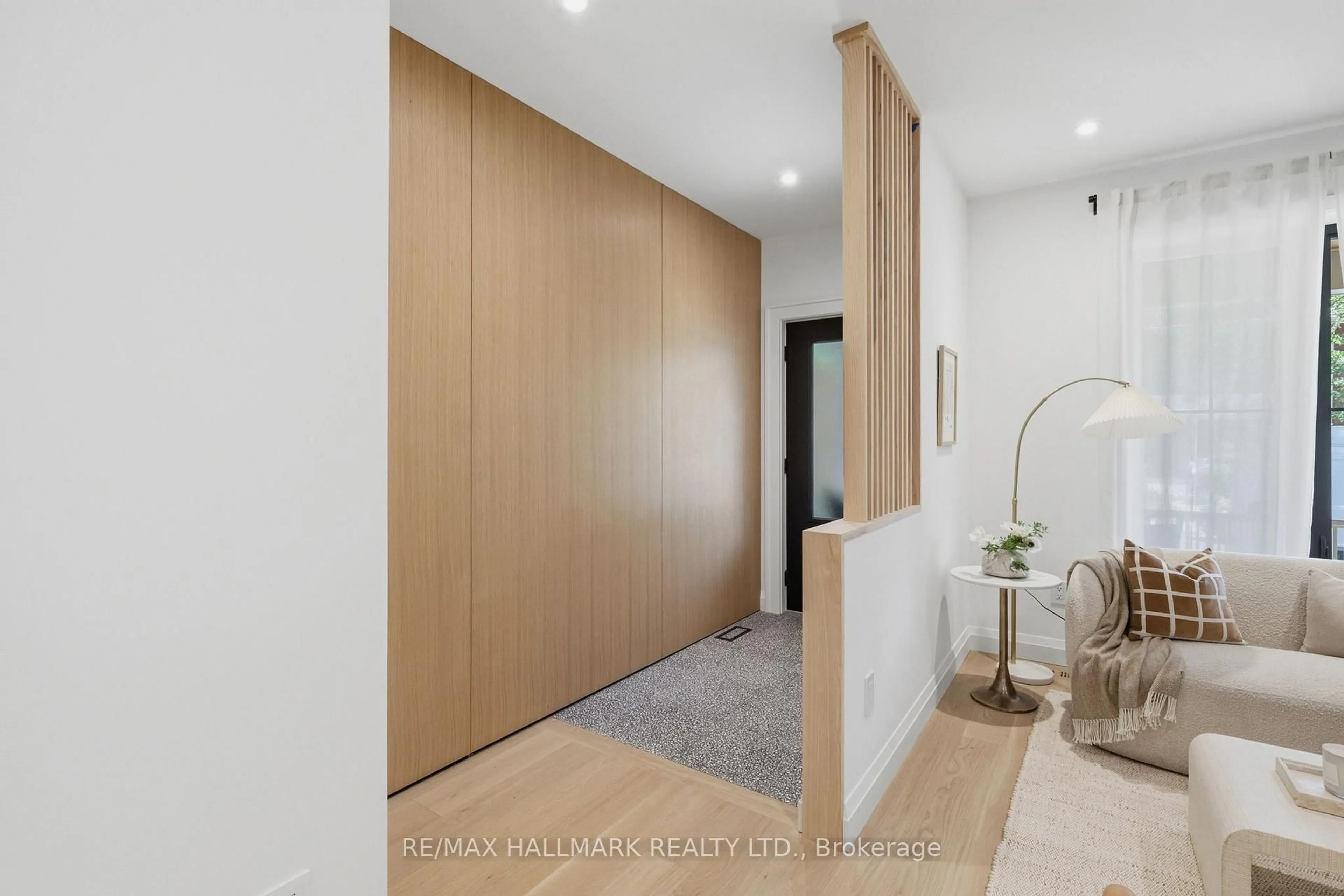 Indoor entryway for 32 Howland Rd, Toronto Ontario M4K 2Z6