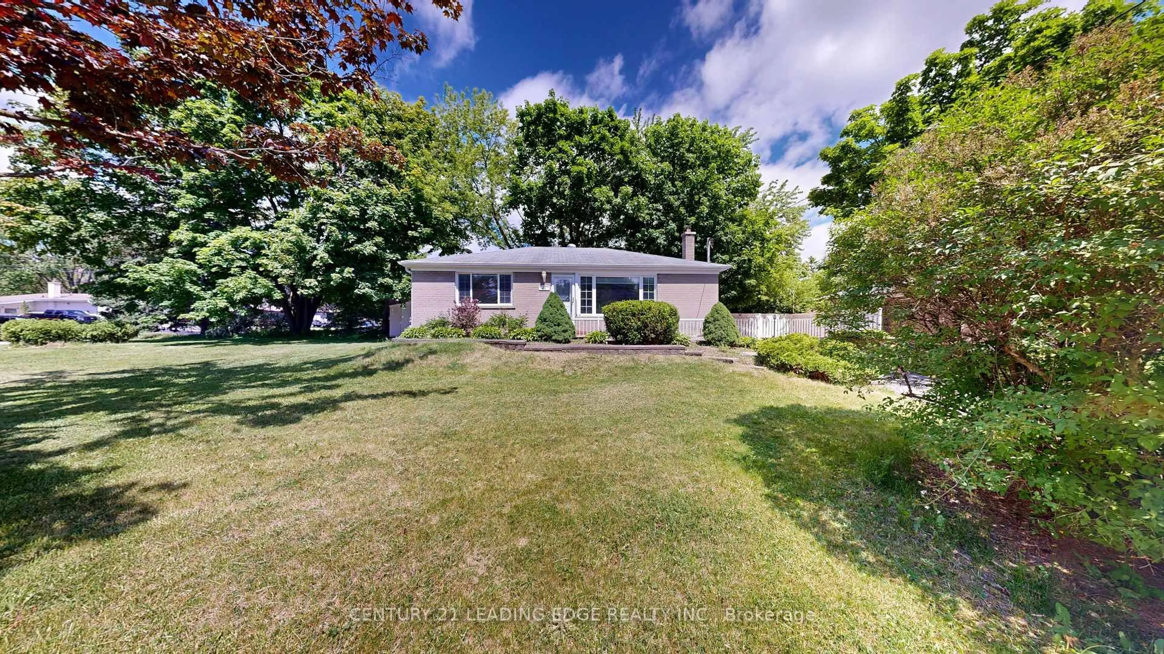 A pic from outside/outdoor area/front of a property/back of a property/a pic from drone, street for 11 Hiley Ave, Ajax Ontario L1S 6H3