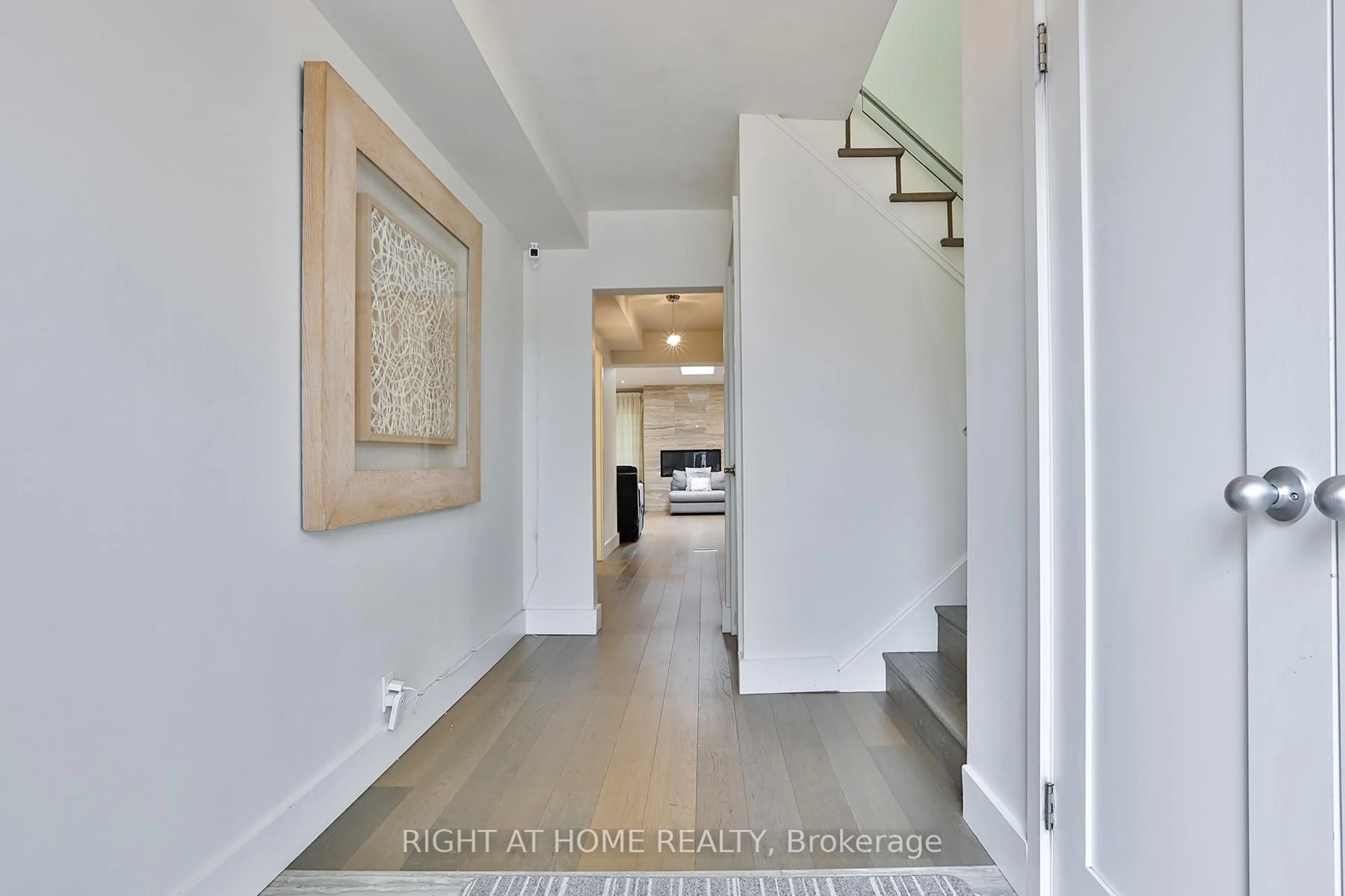 Indoor entryway for 34 Scarcliff Gdns, Toronto Ontario M1E 2A2