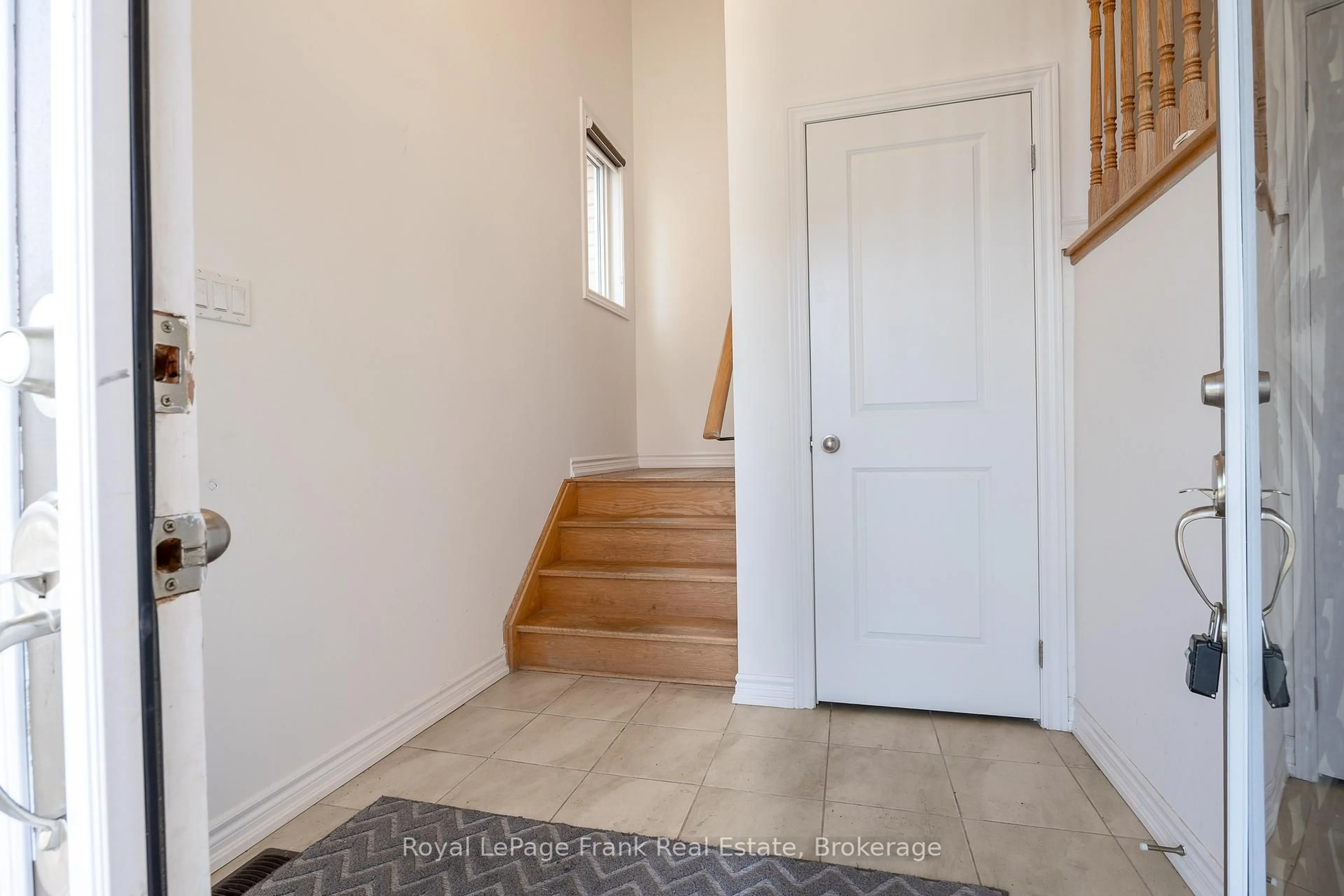 Indoor entryway for 190 Lyle Dr, Clarington Ontario L1C 0V8