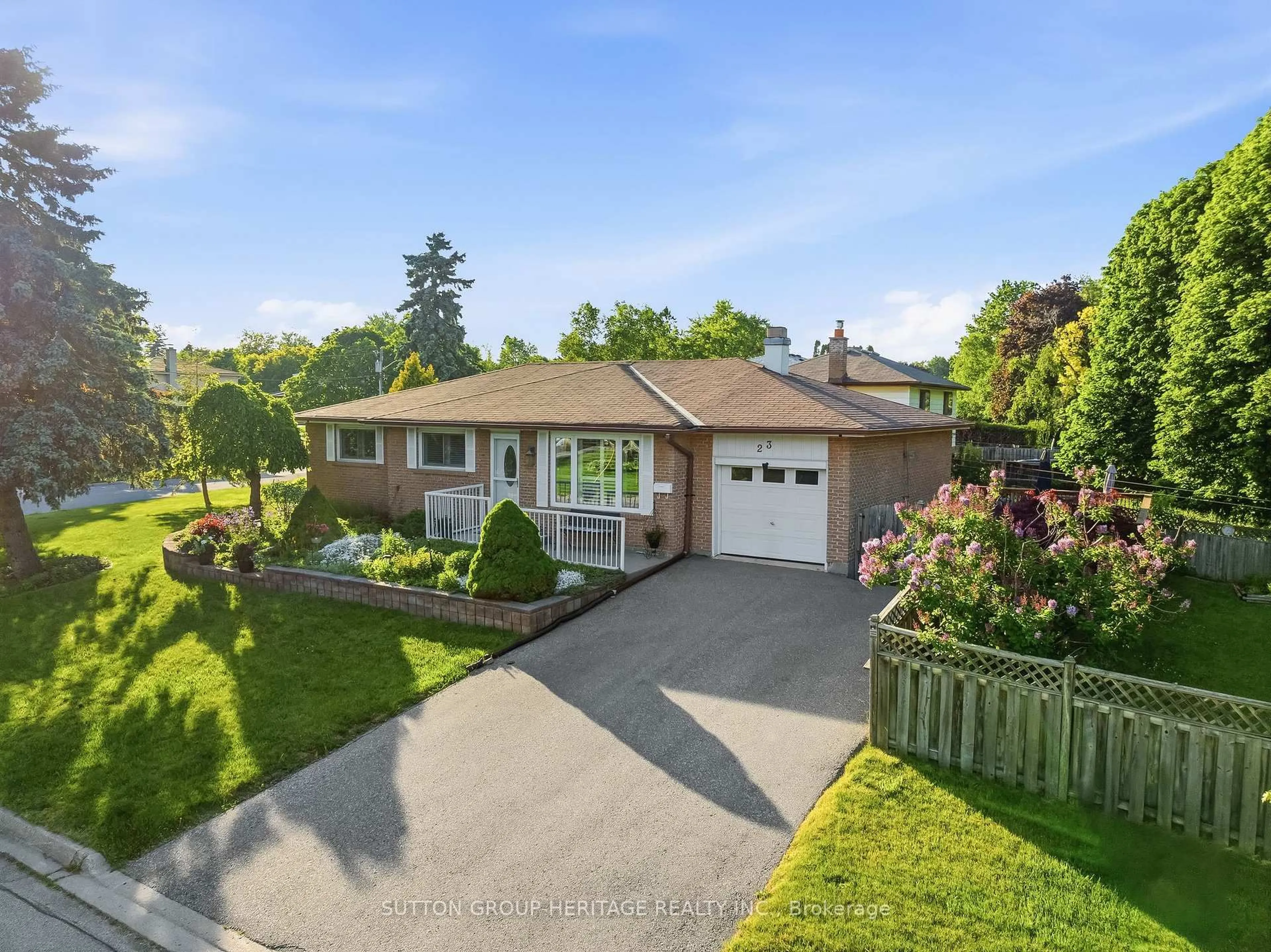 A pic from outside/outdoor area/front of a property/back of a property/a pic from drone, street for 23 Jacwin Dr, Ajax Ontario L1S 6H6