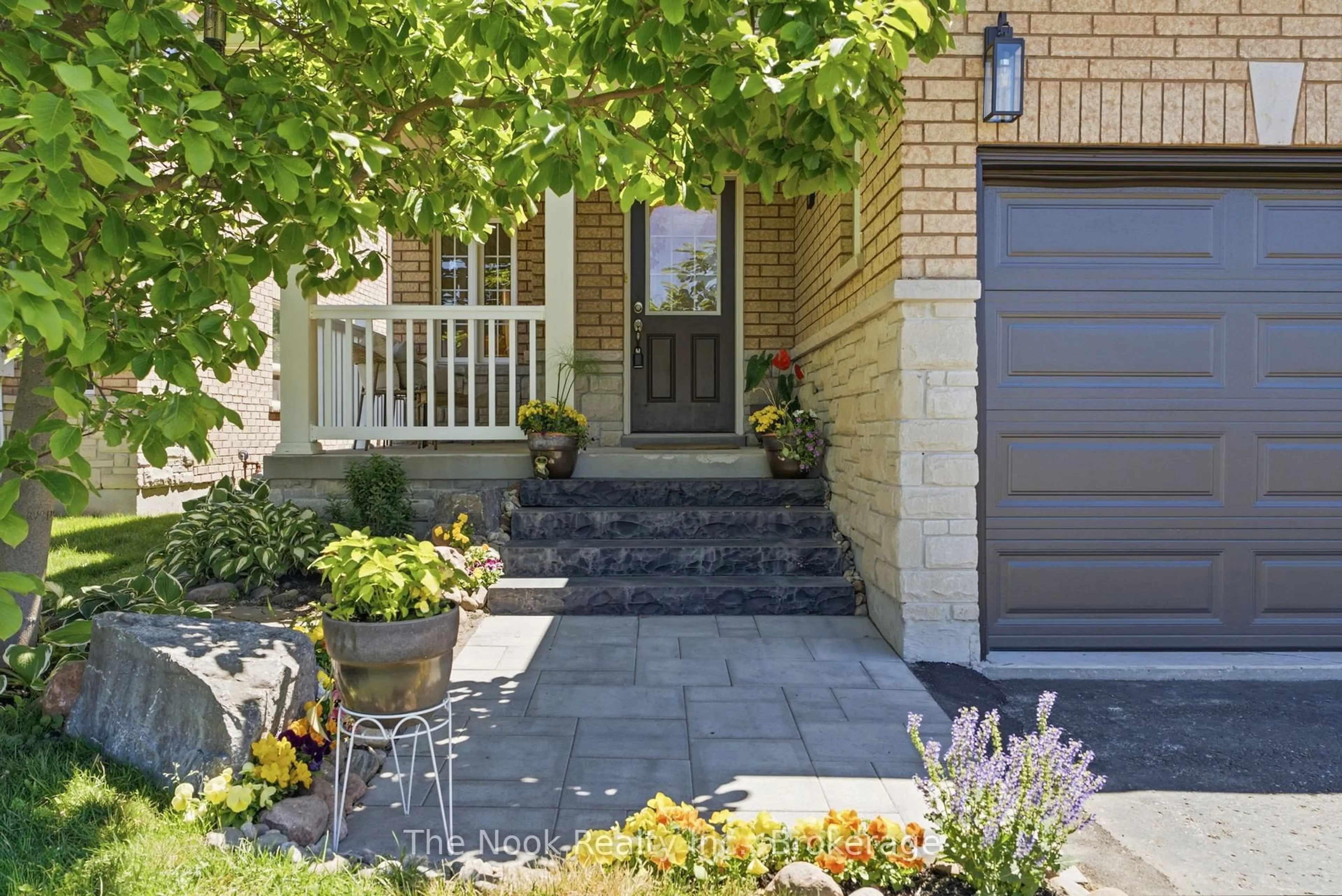 Patio, street for 385 Longworth Ave, Clarington Ontario L1C 0E2