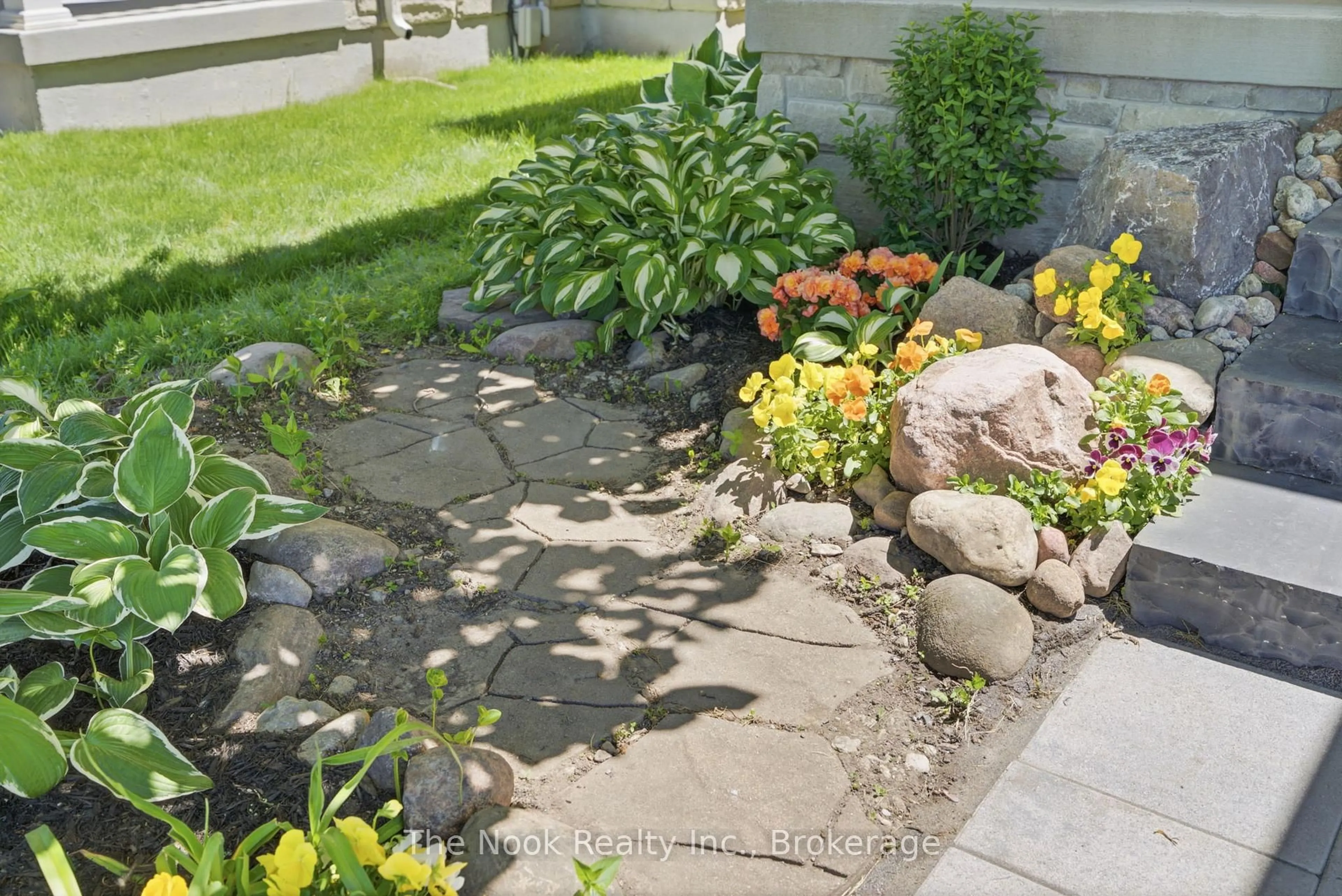 Patio, street for 385 Longworth Ave, Clarington Ontario L1C 0E2