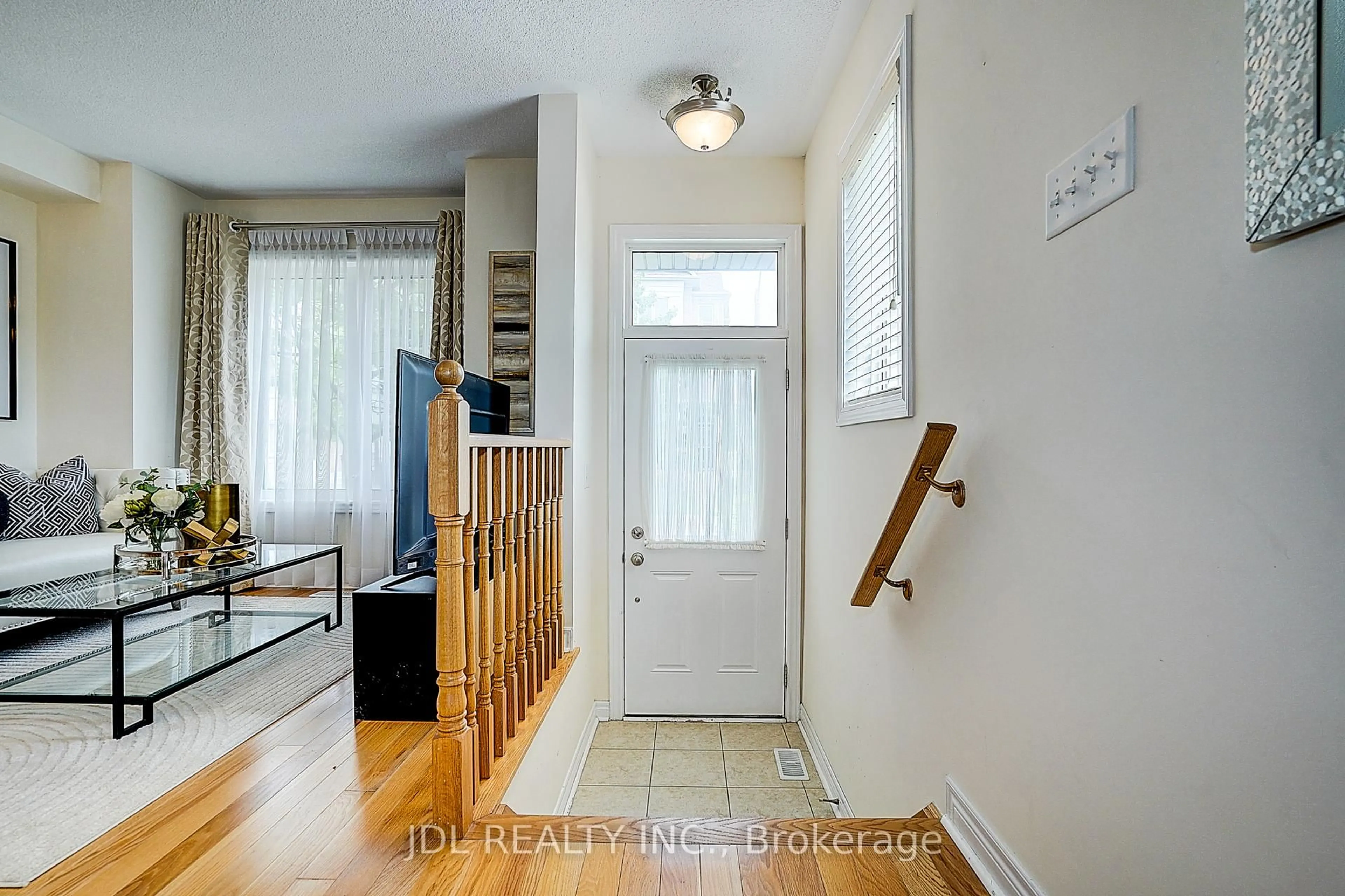 Indoor entryway for 49 Kawneer Terr, Toronto Ontario M1P 0C2