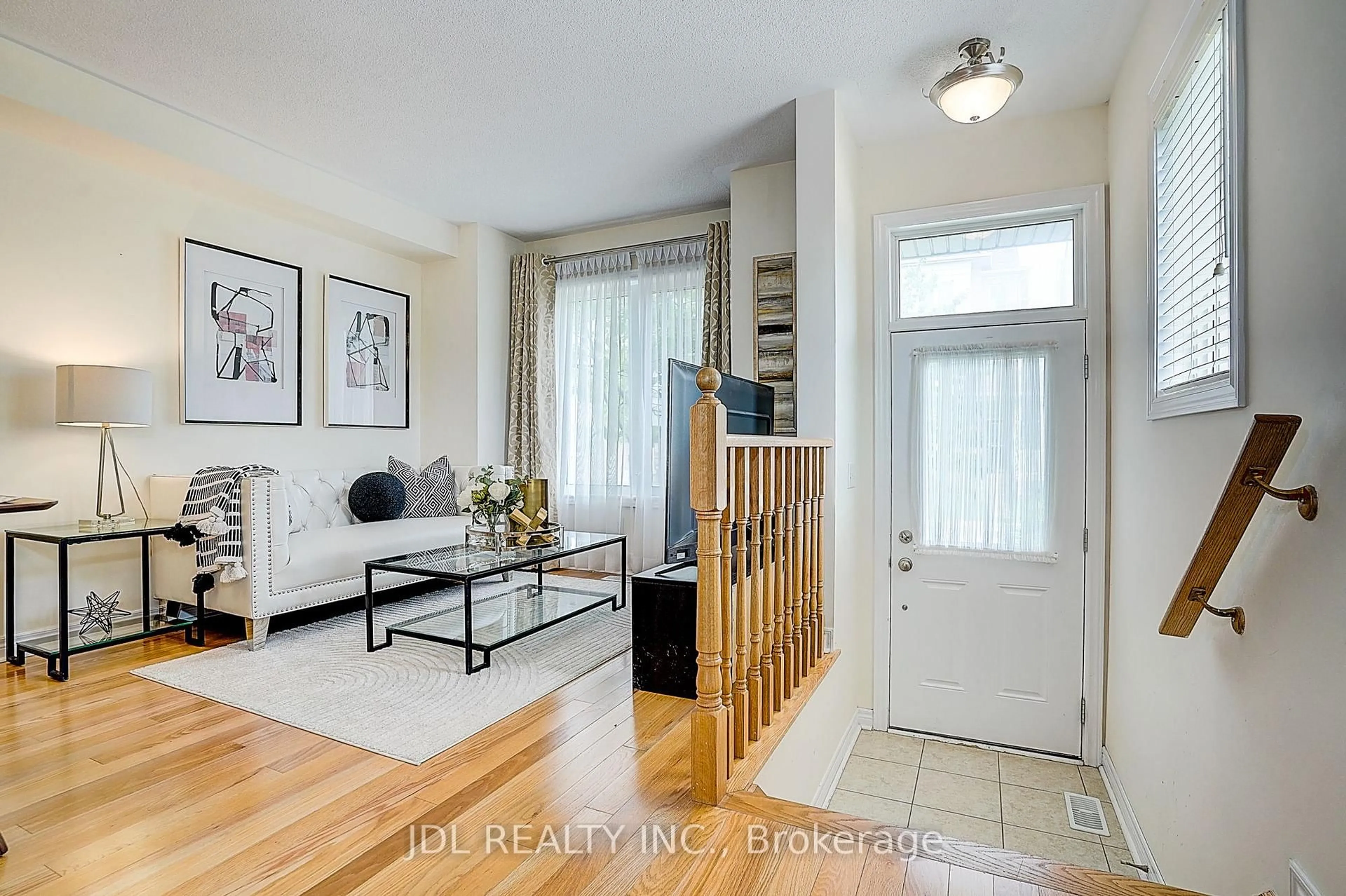 Indoor entryway for 49 Kawneer Terr, Toronto Ontario M1P 0C2
