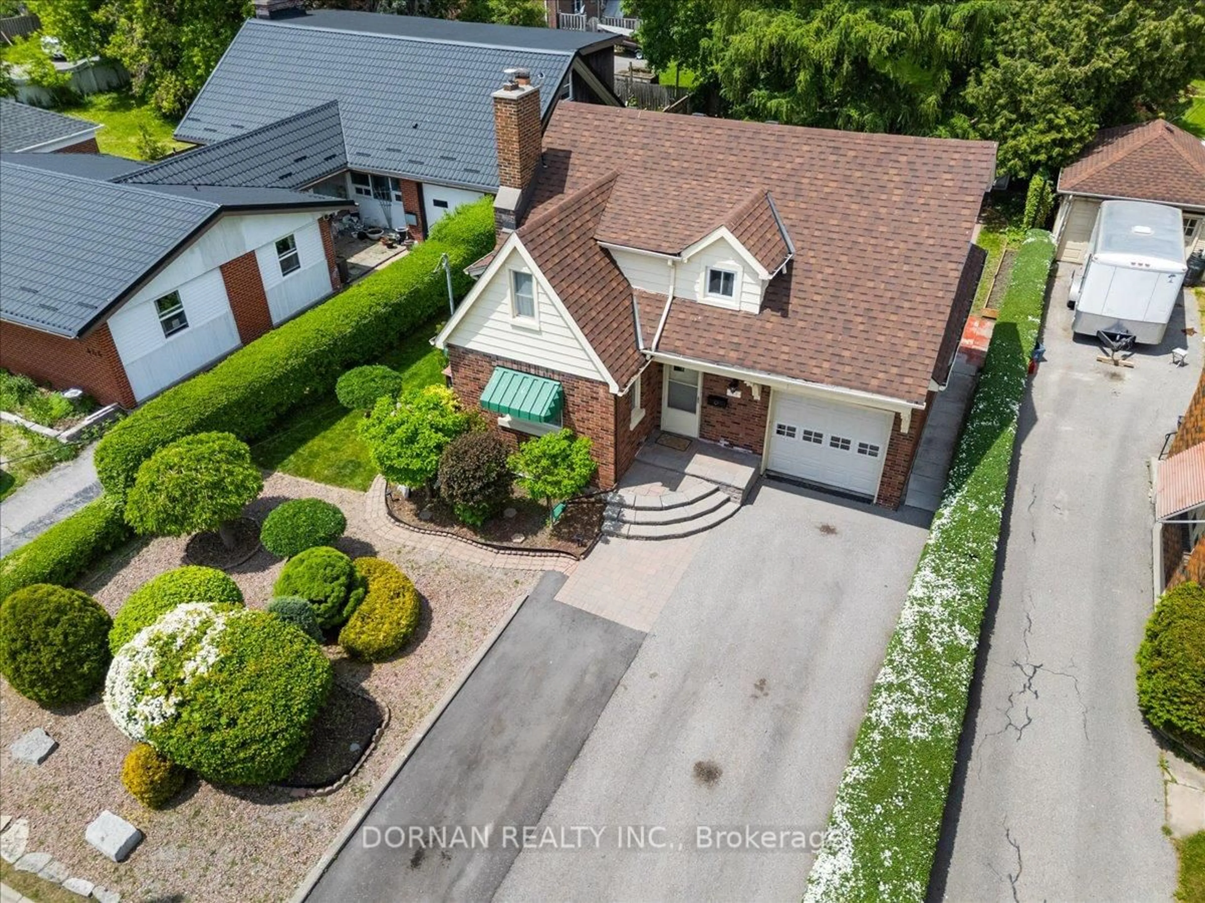 A pic from outside/outdoor area/front of a property/back of a property/a pic from drone, street for 470 King St, Oshawa Ontario L1H 1E8
