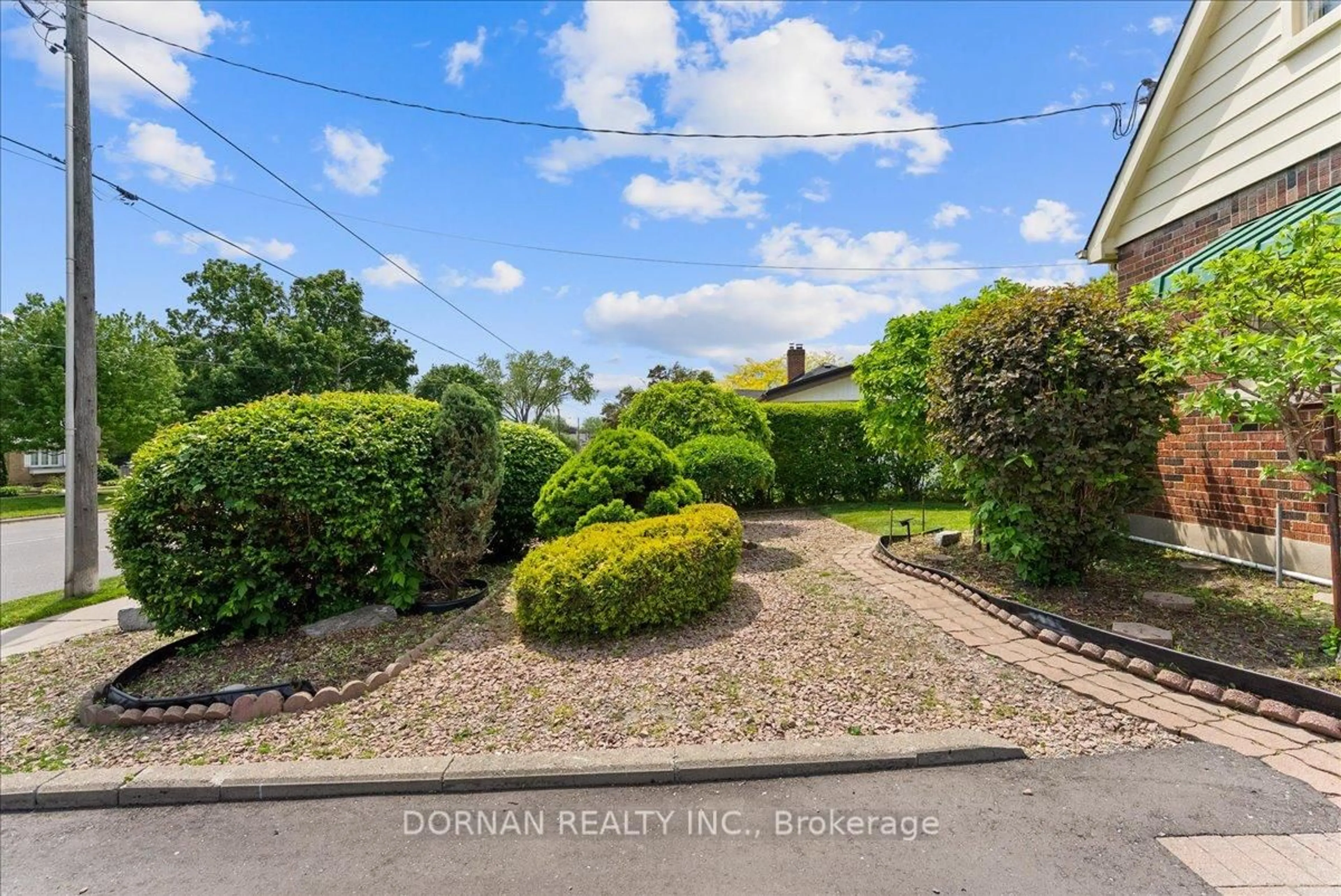 A pic from outside/outdoor area/front of a property/back of a property/a pic from drone, water/lake/river/ocean view for 470 King St, Oshawa Ontario L1H 1E8