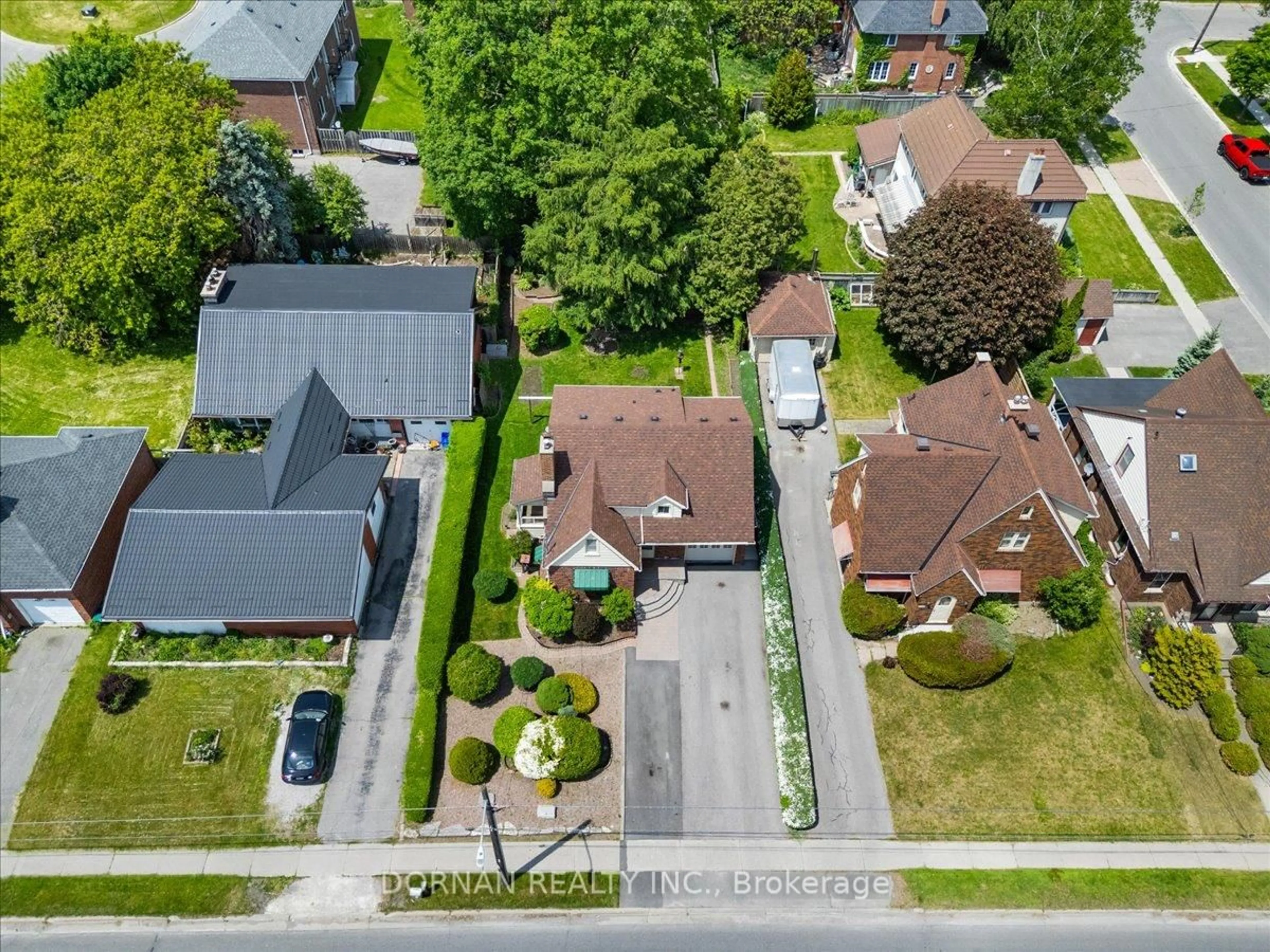 A pic from outside/outdoor area/front of a property/back of a property/a pic from drone, street for 470 King St, Oshawa Ontario L1H 1E8