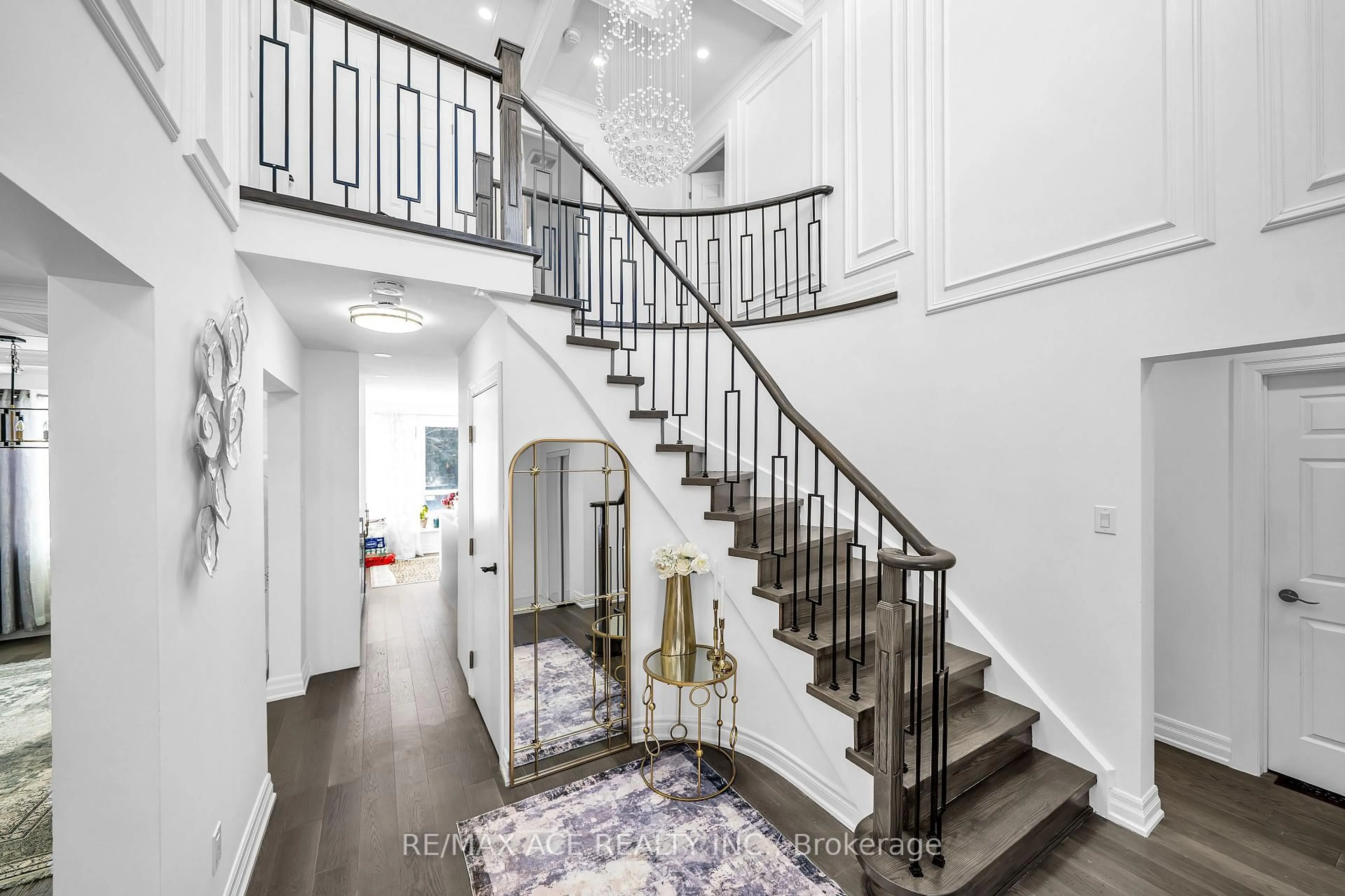 Indoor entryway for 4 Broughton Crt, Whitby Ontario L1N 6Y8