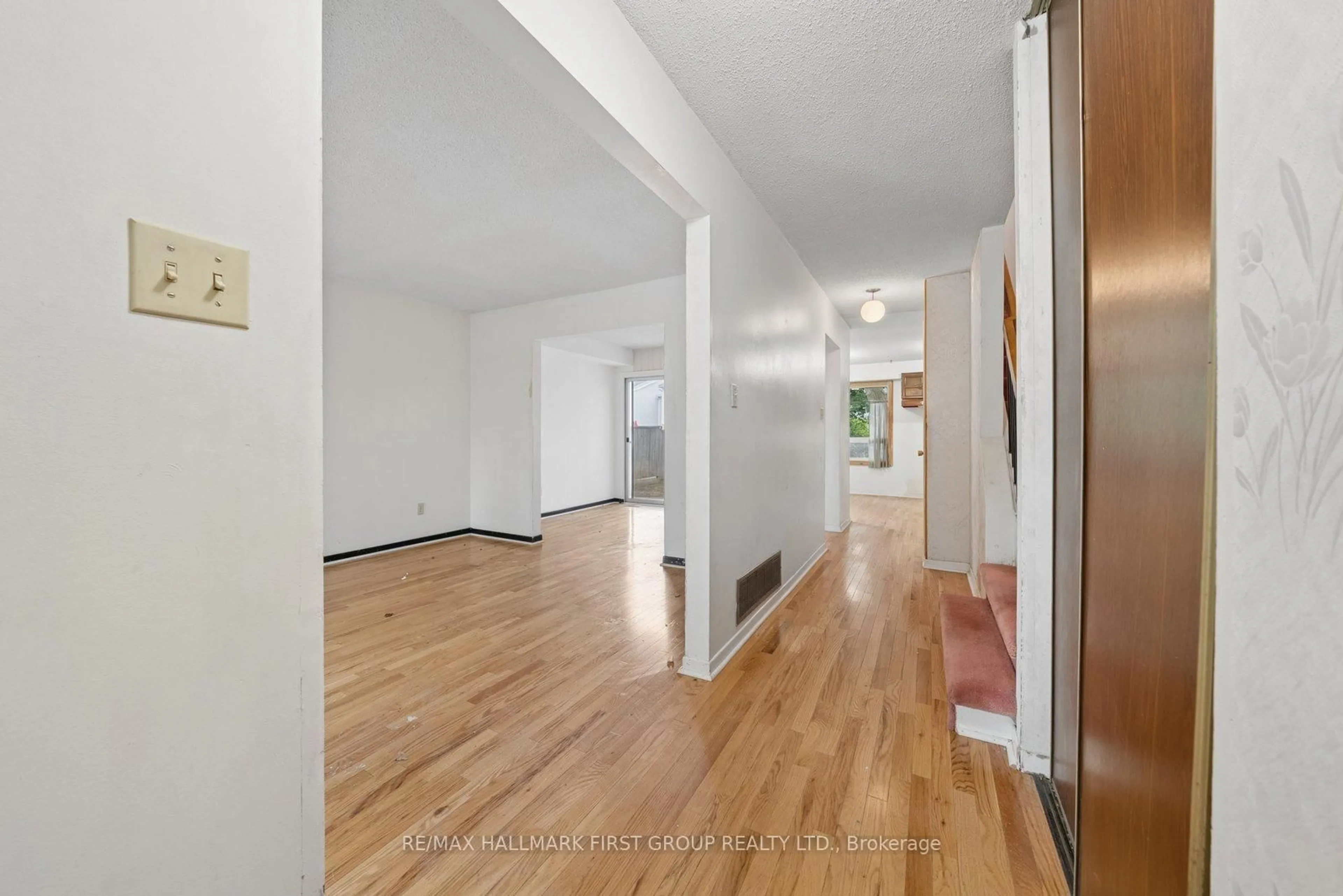 Indoor foyer for 1969 Bowler Dr, Pickering Ontario L1V 3K3