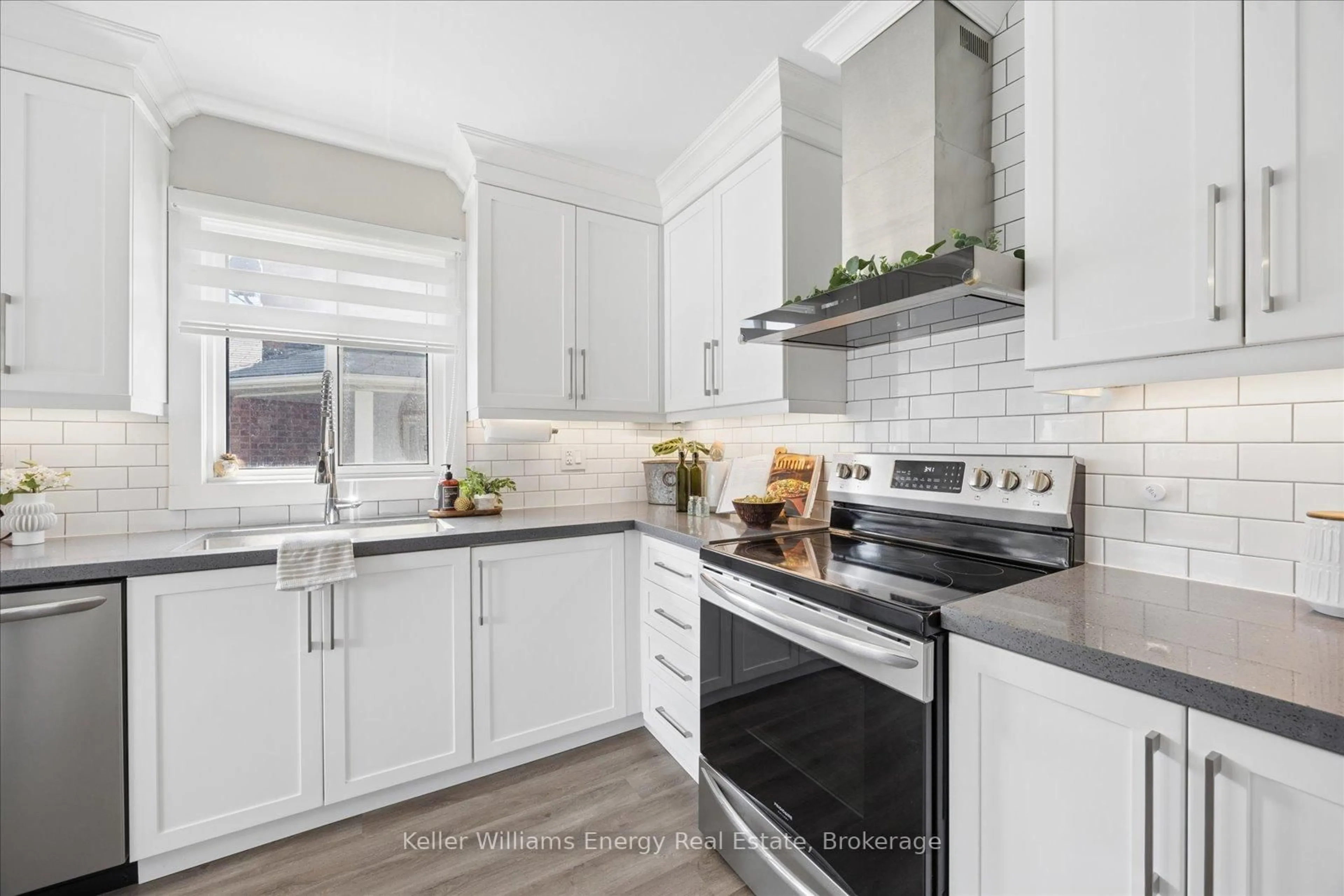 Open concept kitchen, ceramic/tile floor for 6 Herriman St, Clarington Ontario L1C 4L6