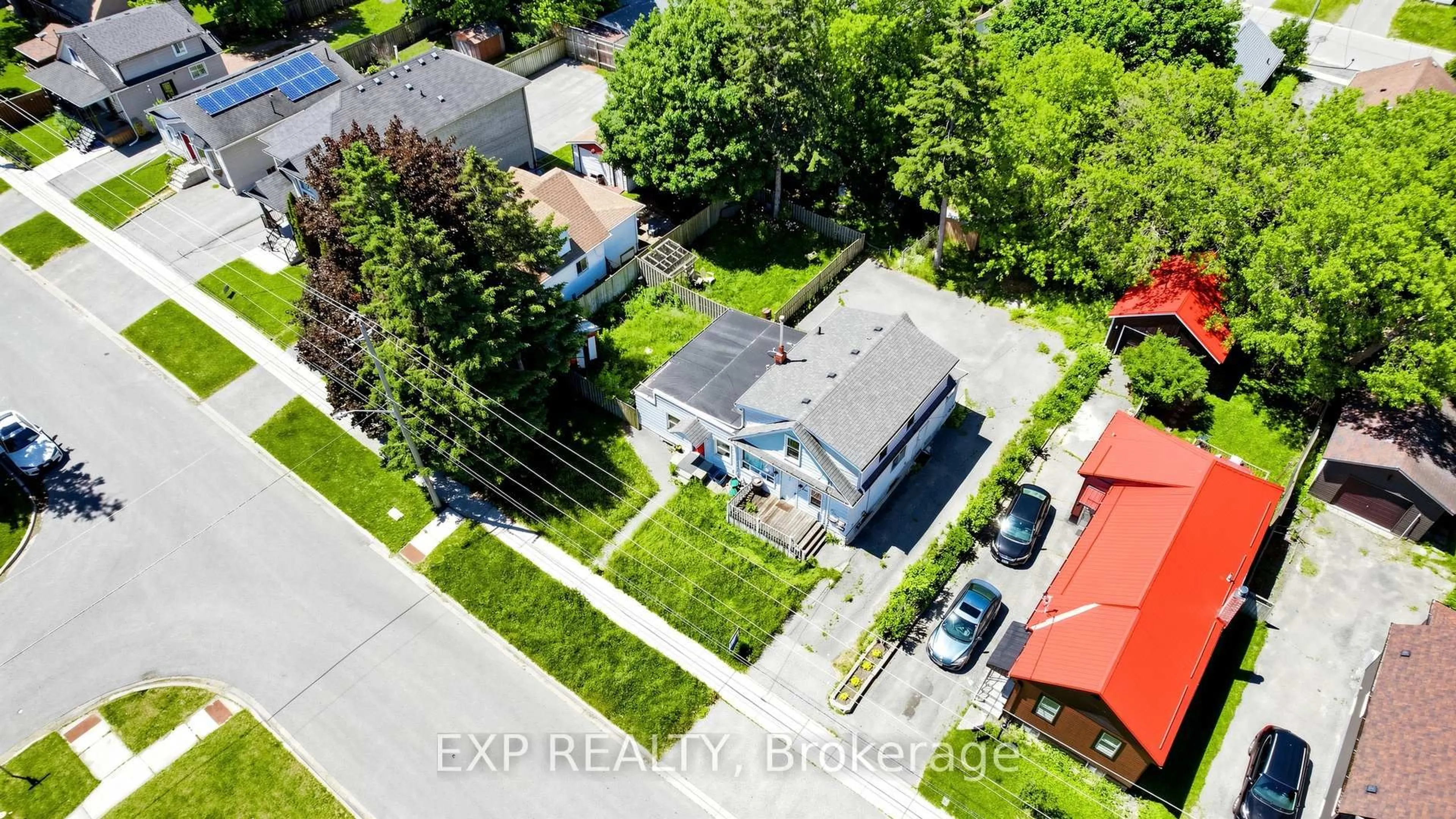 A pic from outside/outdoor area/front of a property/back of a property/a pic from drone, street for 546 Park Rd, Oshawa Ontario L1J 4J5