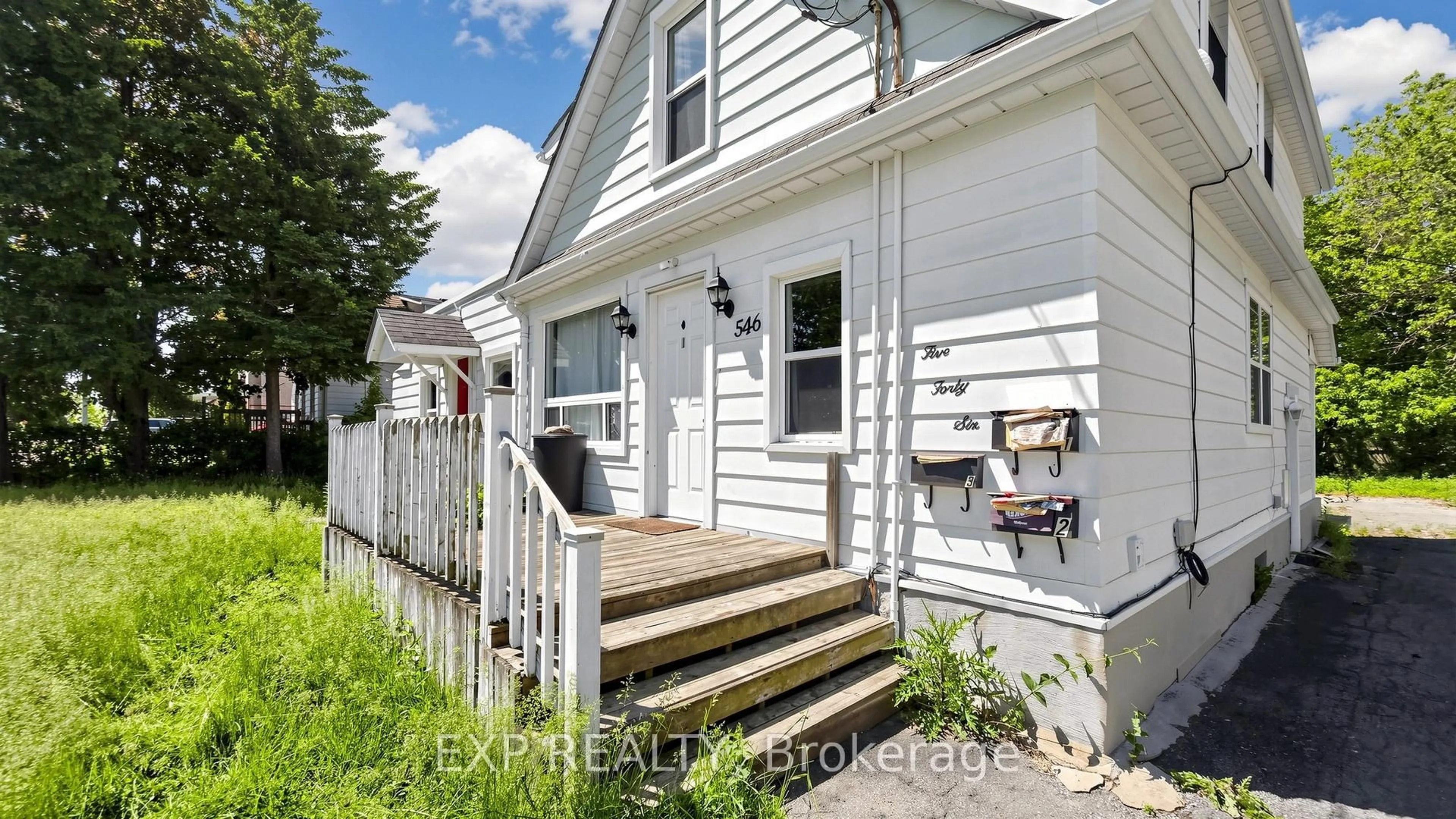 Home with vinyl exterior material, street for 546 Park Rd, Oshawa Ontario L1J 4J5
