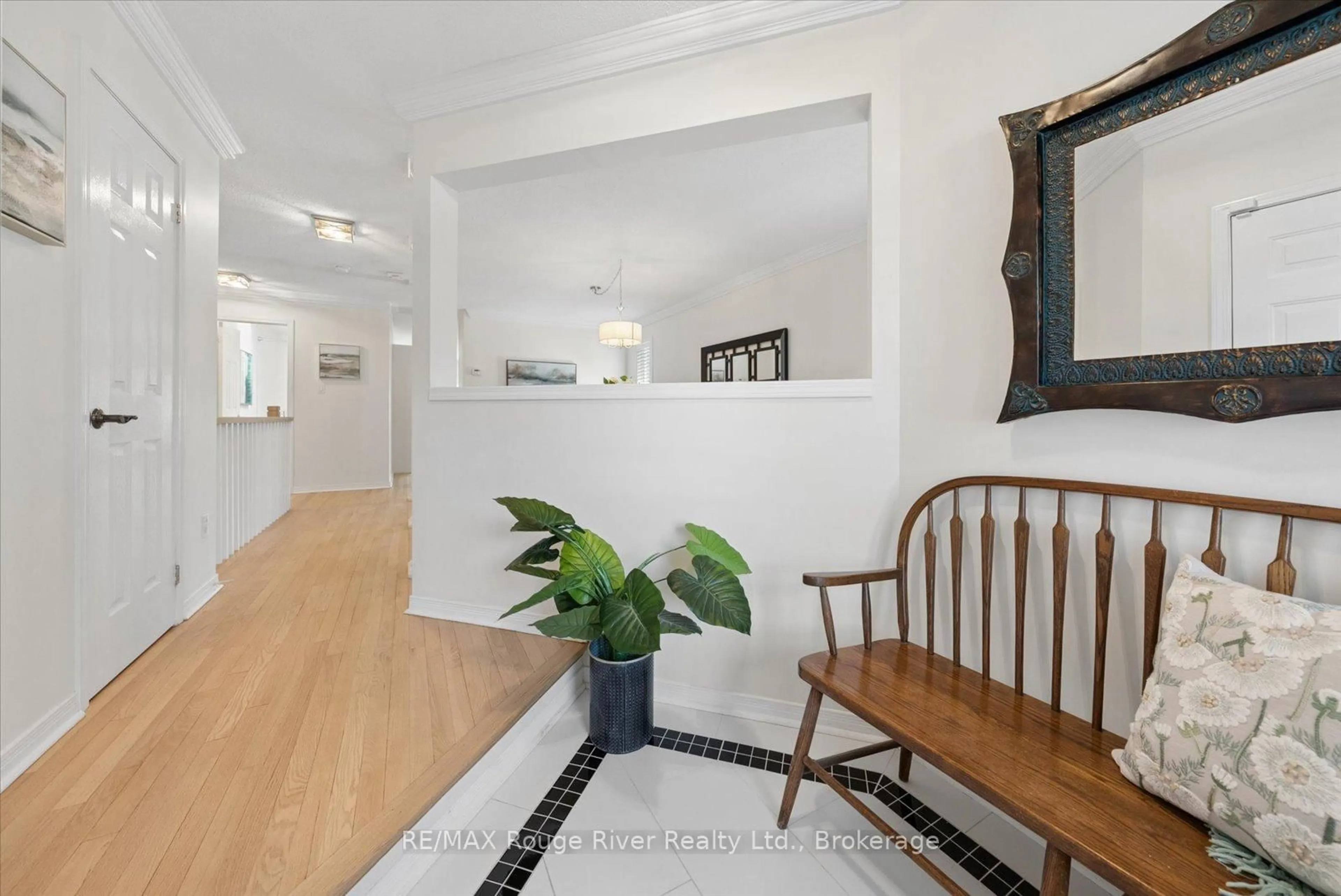 Indoor entryway for 131 Guildwood Dr, Clarington Ontario L1C 5C7