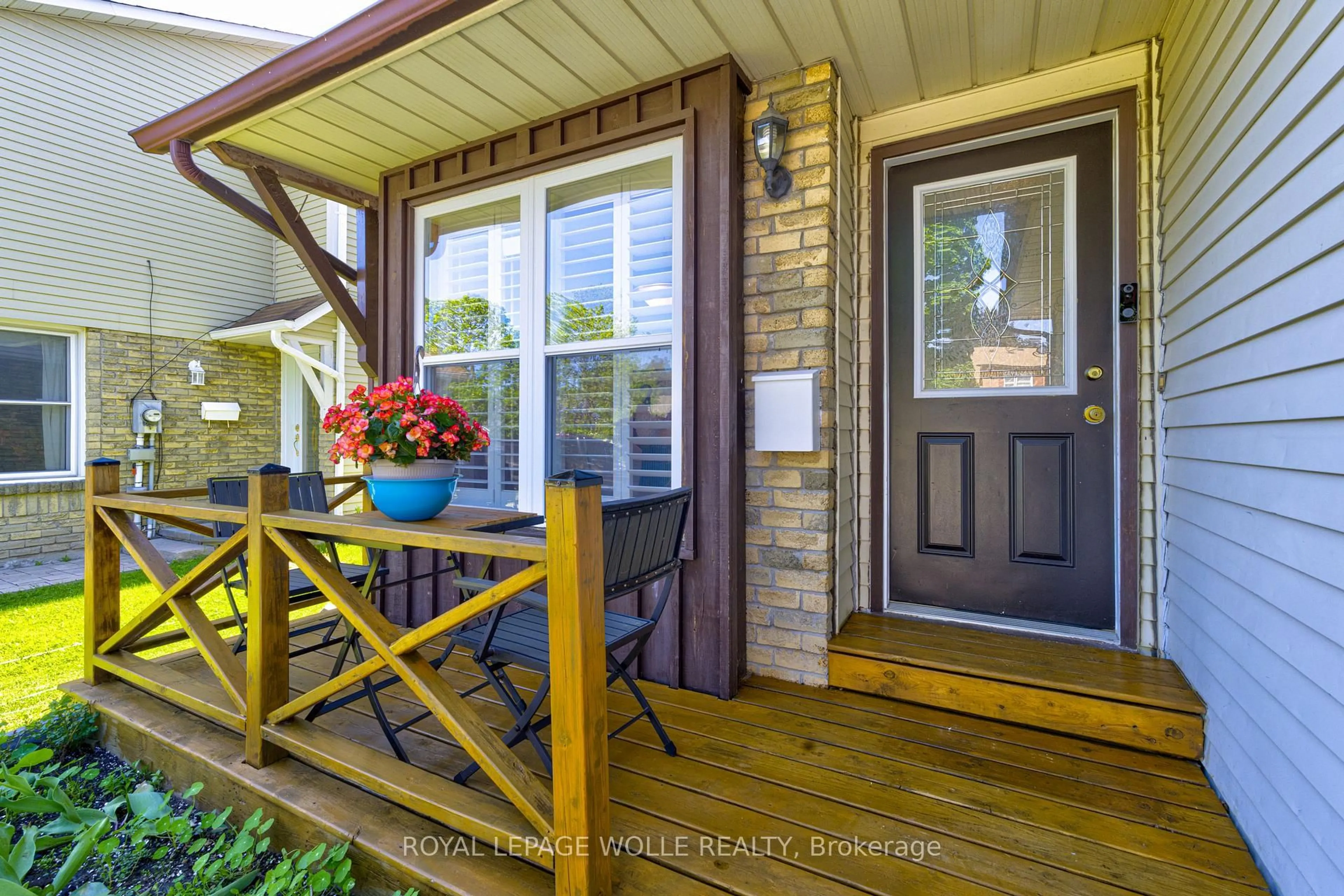 Indoor entryway for 1302 Northmount St, Oshawa Ontario L1G 7M8