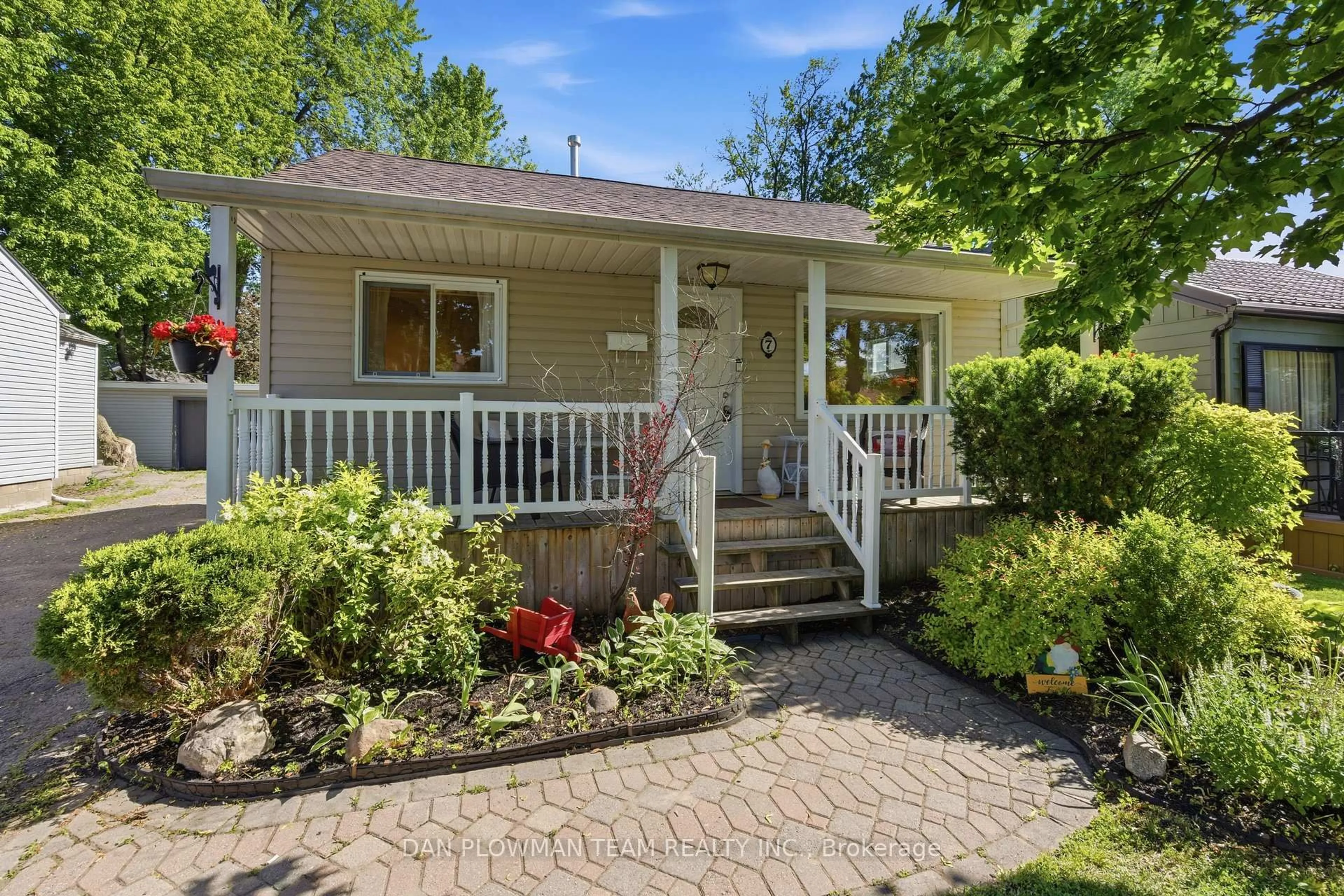 Home with vinyl exterior material, street for 7 Beech St, Ajax Ontario L1S 1V8