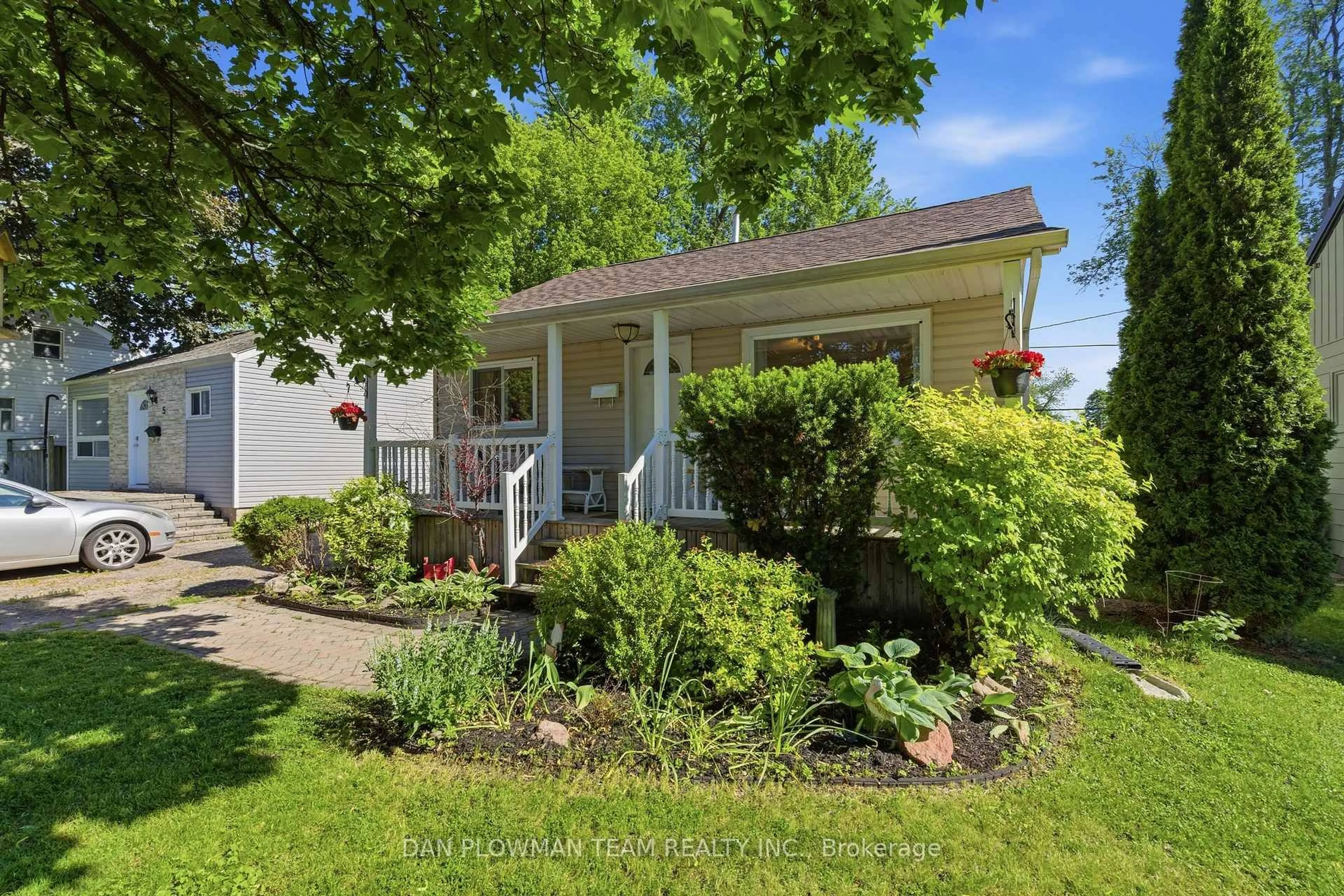 Home with vinyl exterior material, street for 7 Beech St, Ajax Ontario L1S 1V8