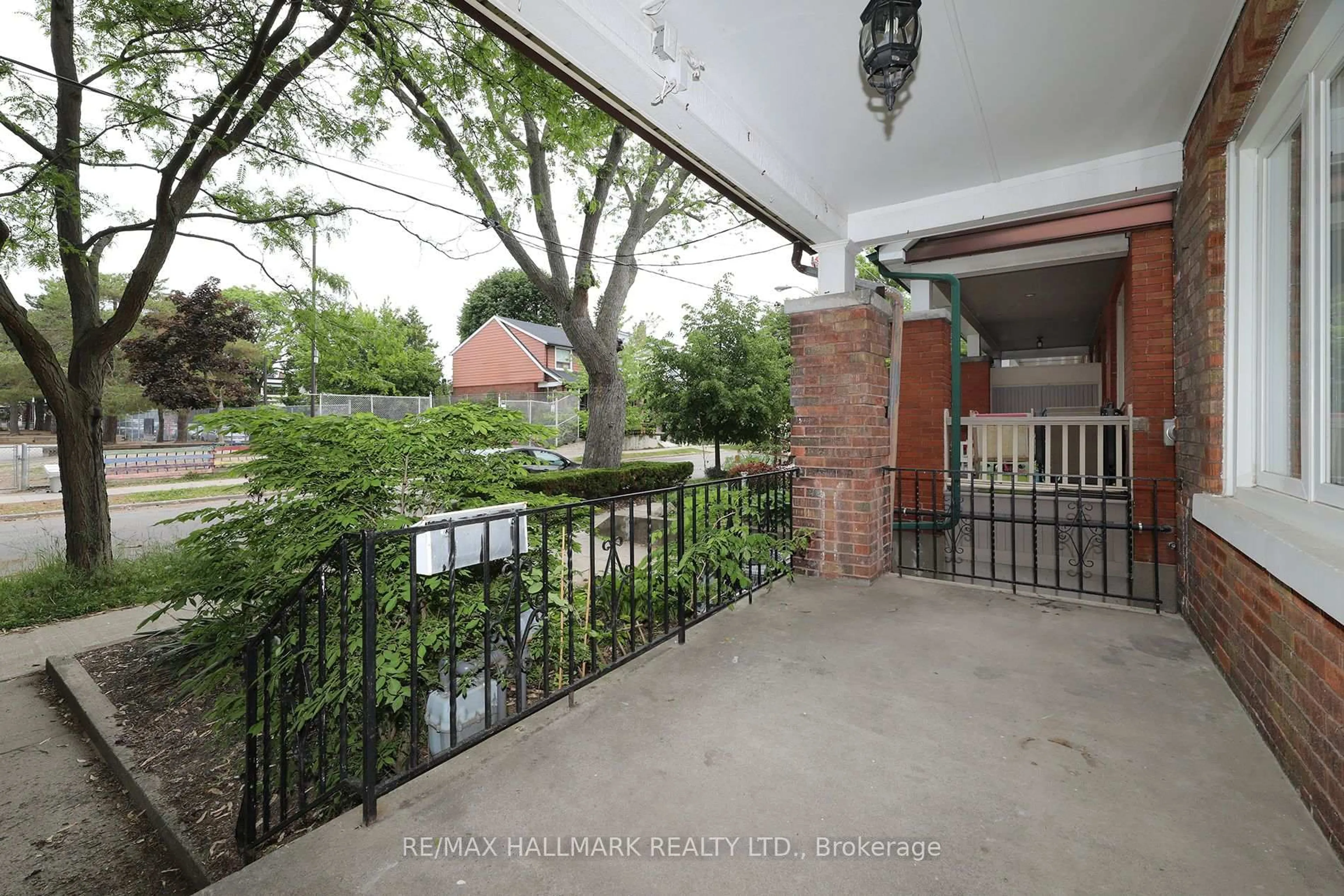 Patio, street for 259 Wolverleigh Blvd, Toronto Ontario M4C 1S3