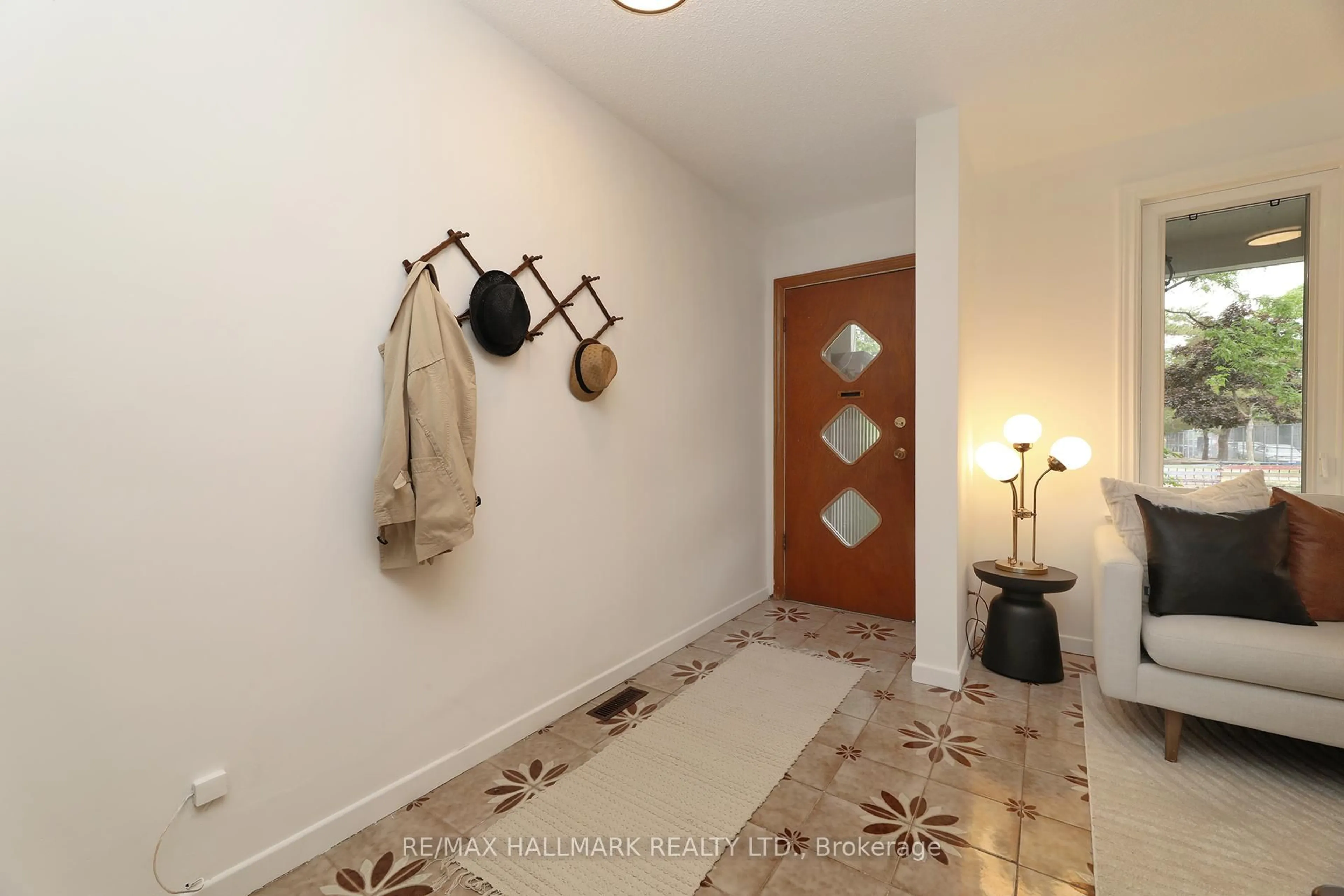 Indoor entryway for 259 Wolverleigh Blvd, Toronto Ontario M4C 1S3