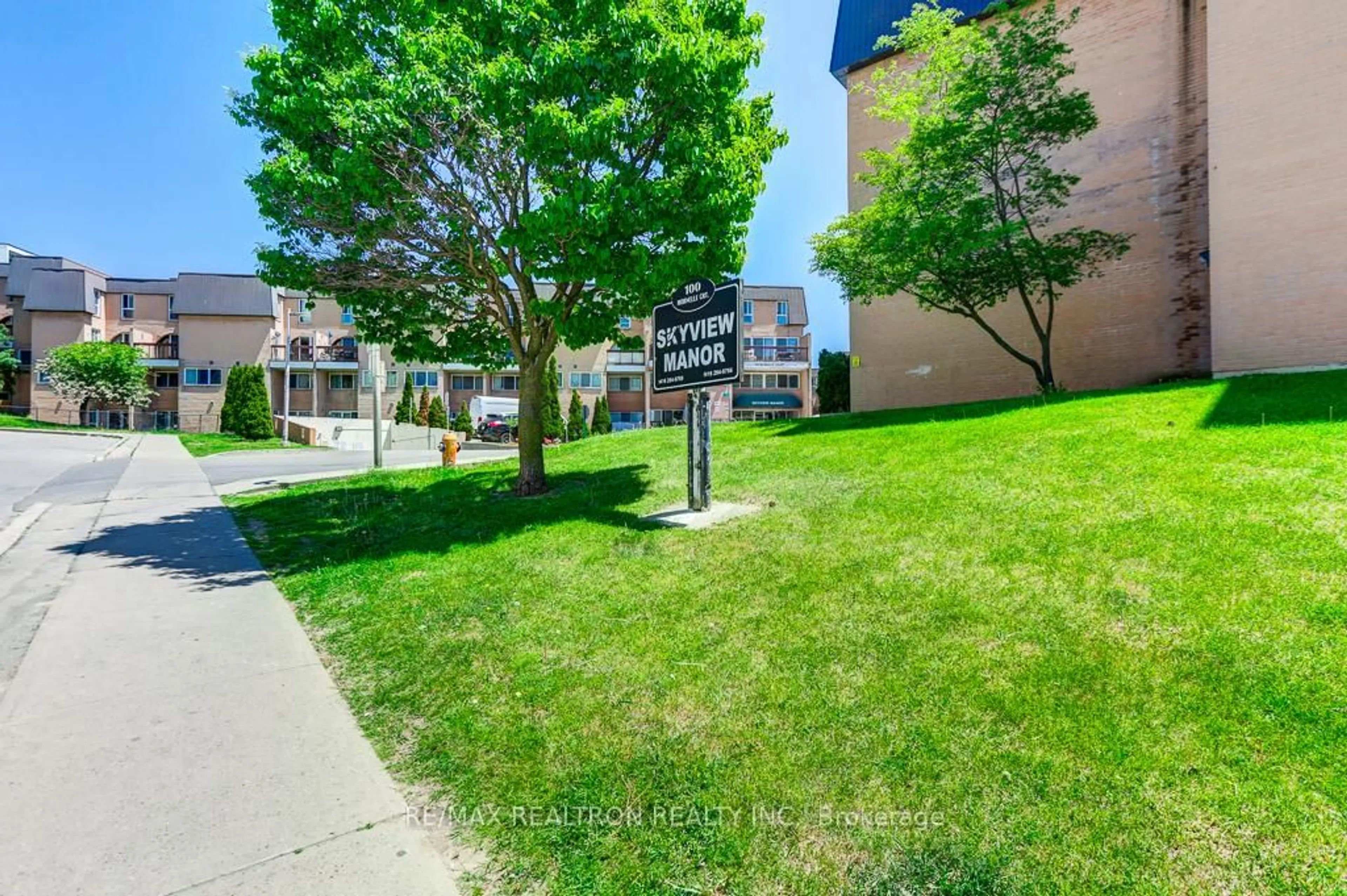 Patio, street for 100 Mornelle Crt #1045, Toronto Ontario M1E 4X2