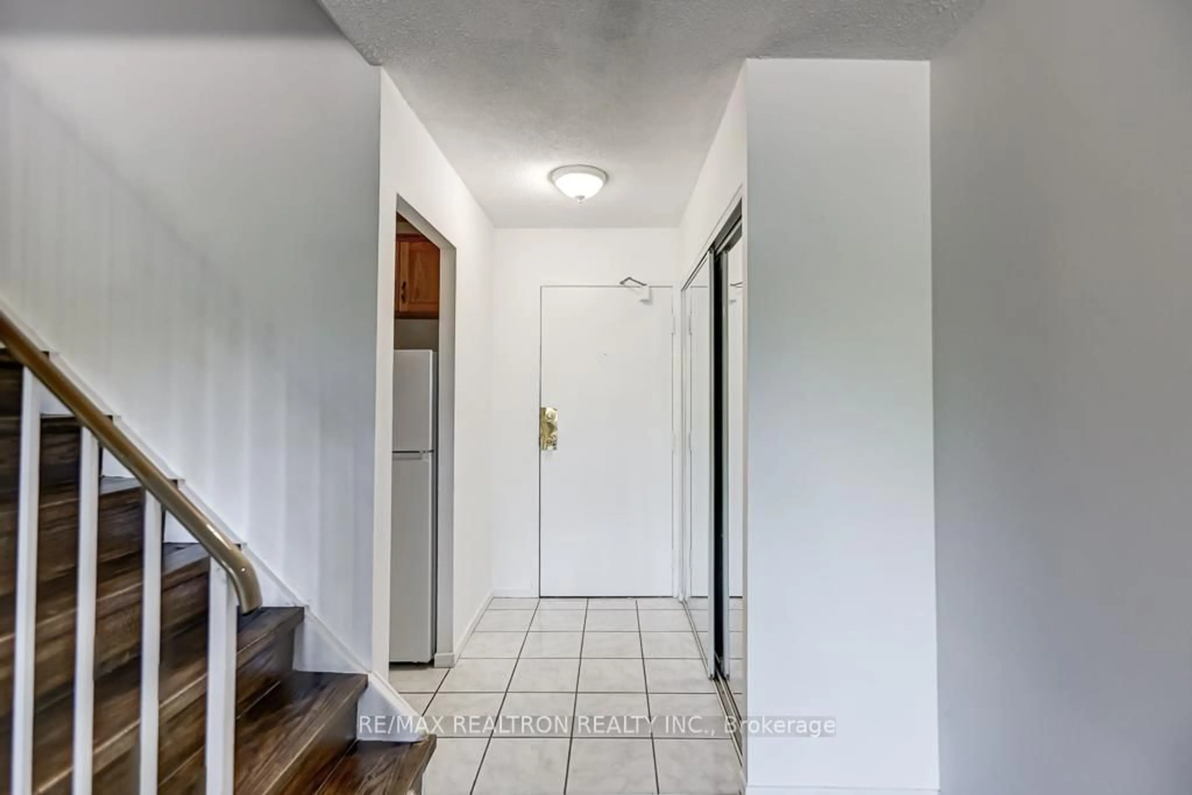 Indoor entryway for 100 Mornelle Crt #1045, Toronto Ontario M1E 4X2