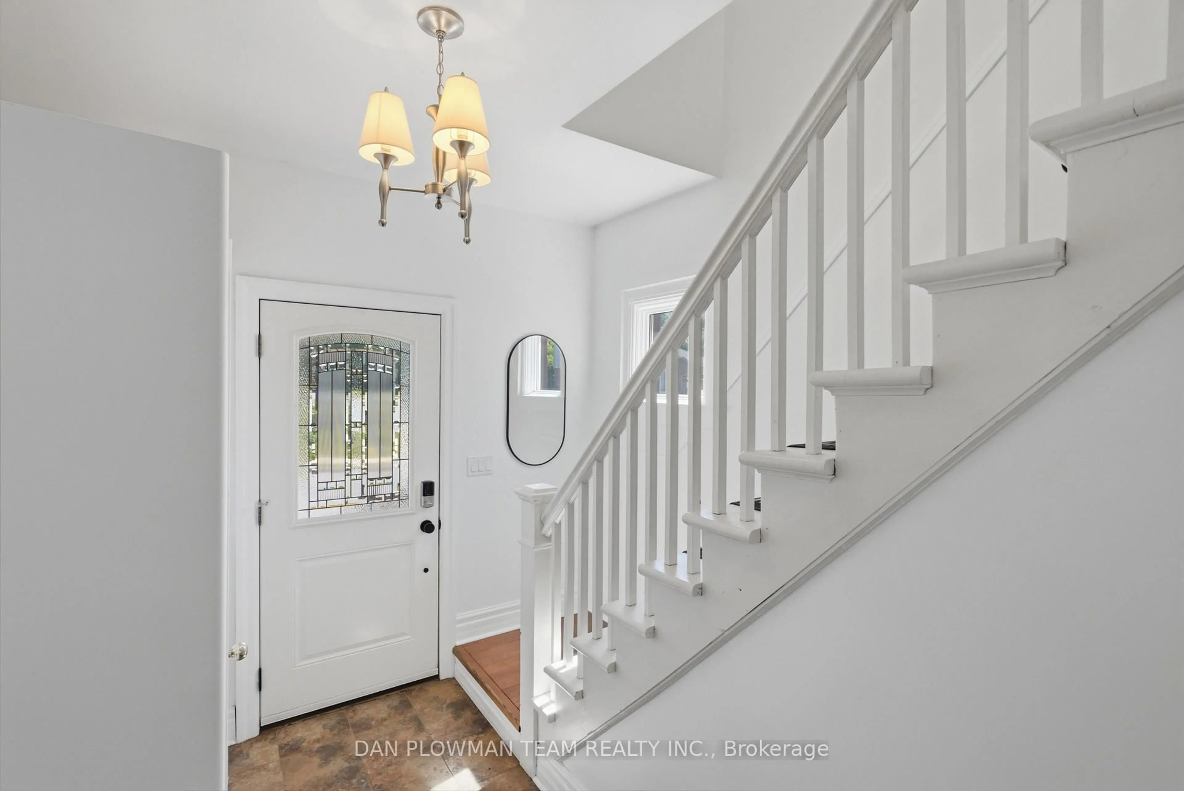 Indoor entryway for 176 Annis St, Oshawa Ontario L1H 3P4