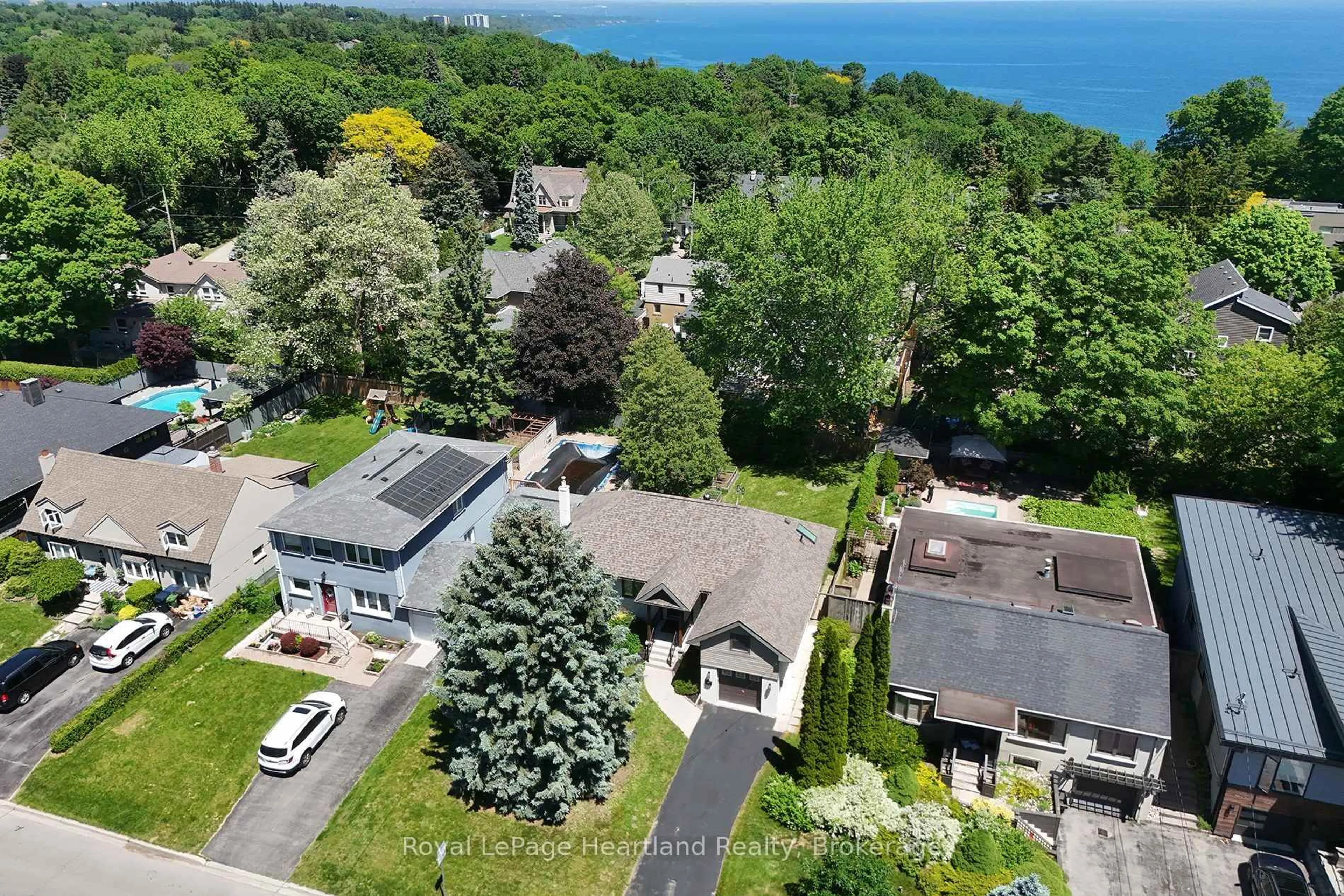 A pic from outside/outdoor area/front of a property/back of a property/a pic from drone, water/lake/river/ocean view for 15 SCARBOROUGH HEIGHTS Blvd, Toronto Ontario M1M 2V3