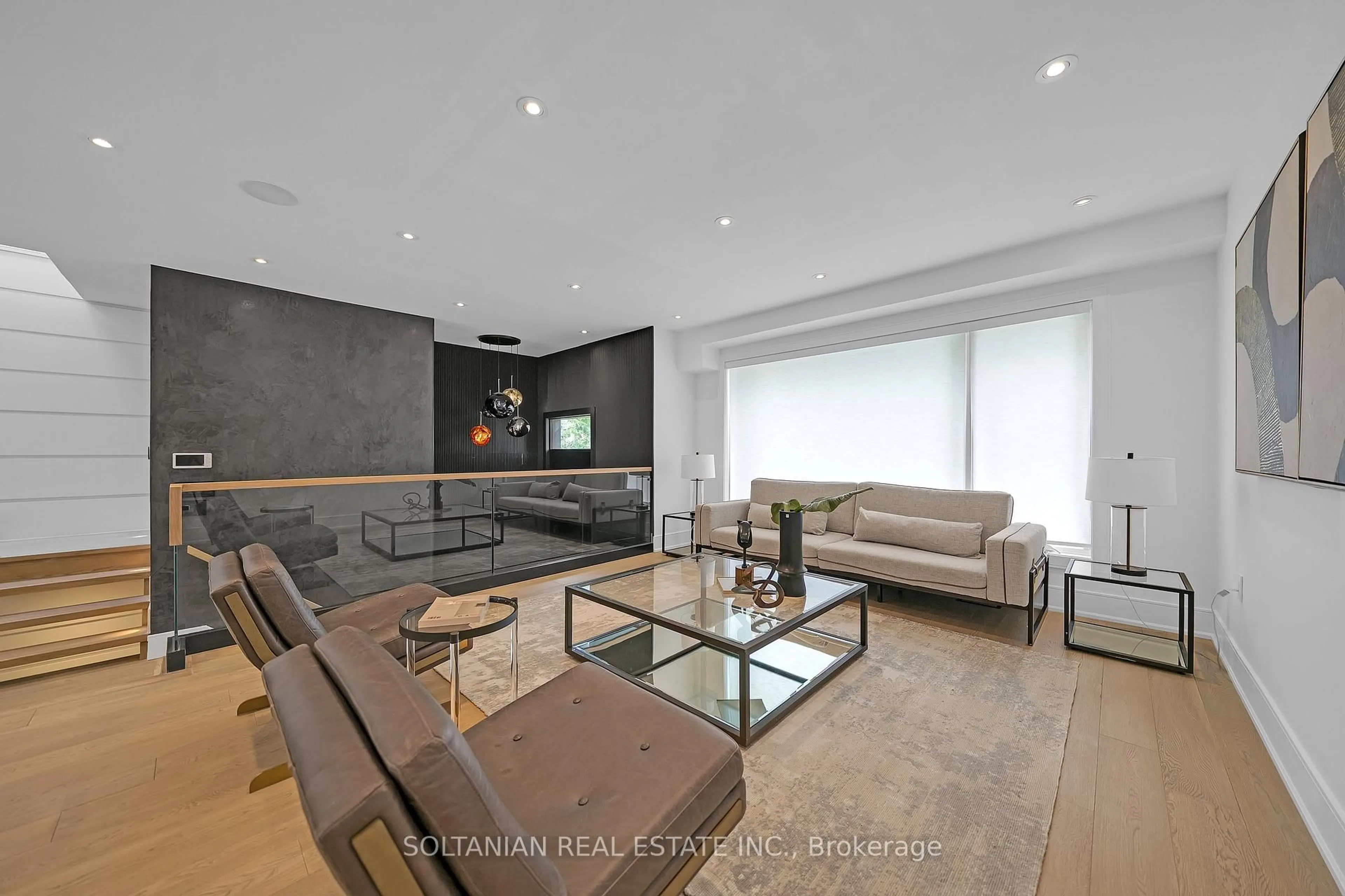 Living room with furniture, unknown for 24 Fairside Ave, Toronto Ontario M4C 3G9