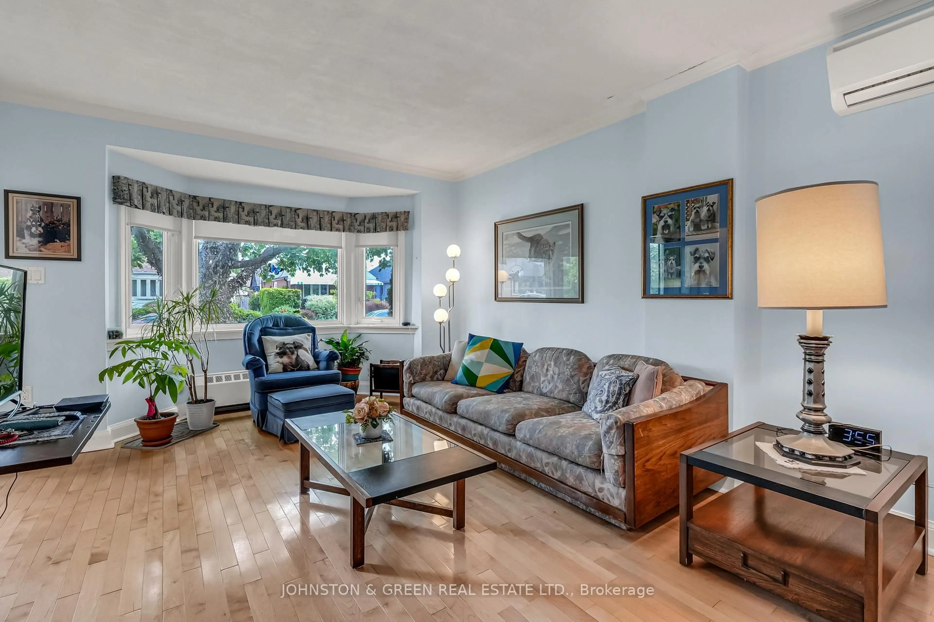 Living room with furniture, unknown for 498 Plains Rd, Toronto Ontario M4C 2Y8